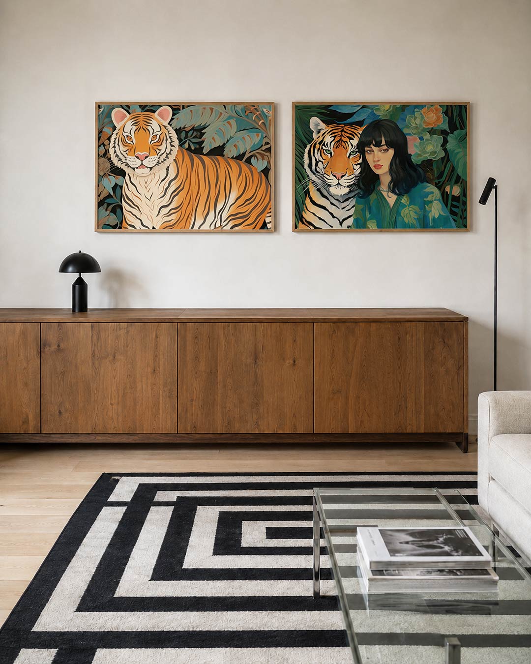 Twee liggende posters met een levendige tijger met oranje en zwarte strepen, aan de muur in een interieur