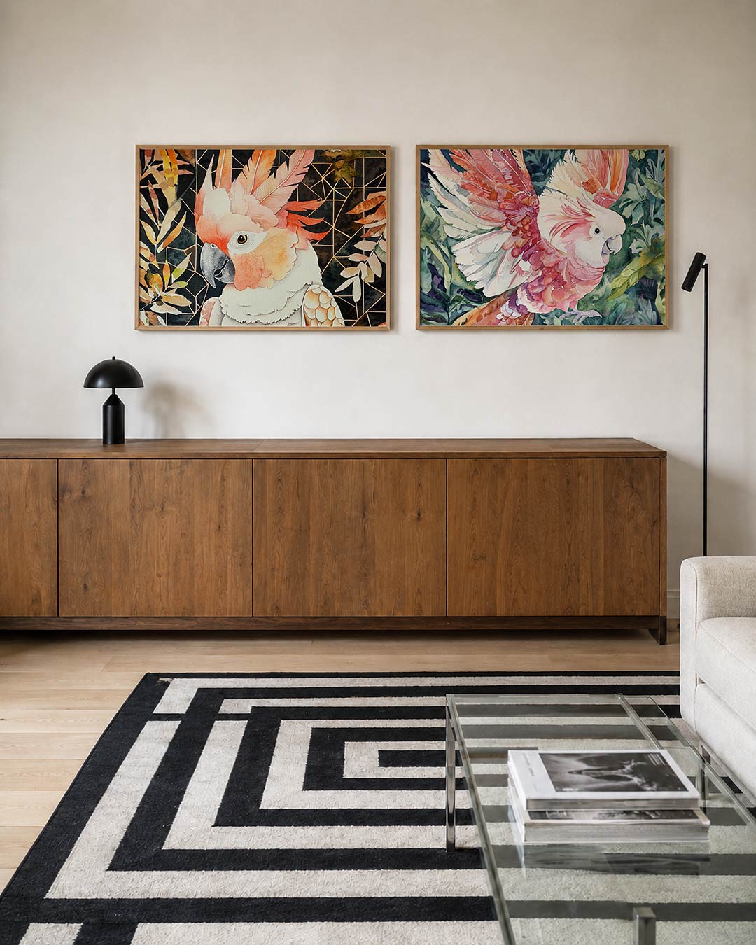 Interieurpresentatie van twee posters met een kleurrijke vogel met roze en oranje tinten