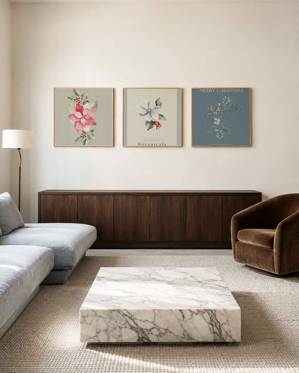 Interieurpresentatie van een driedelige vierkante posterset met botanische kerst