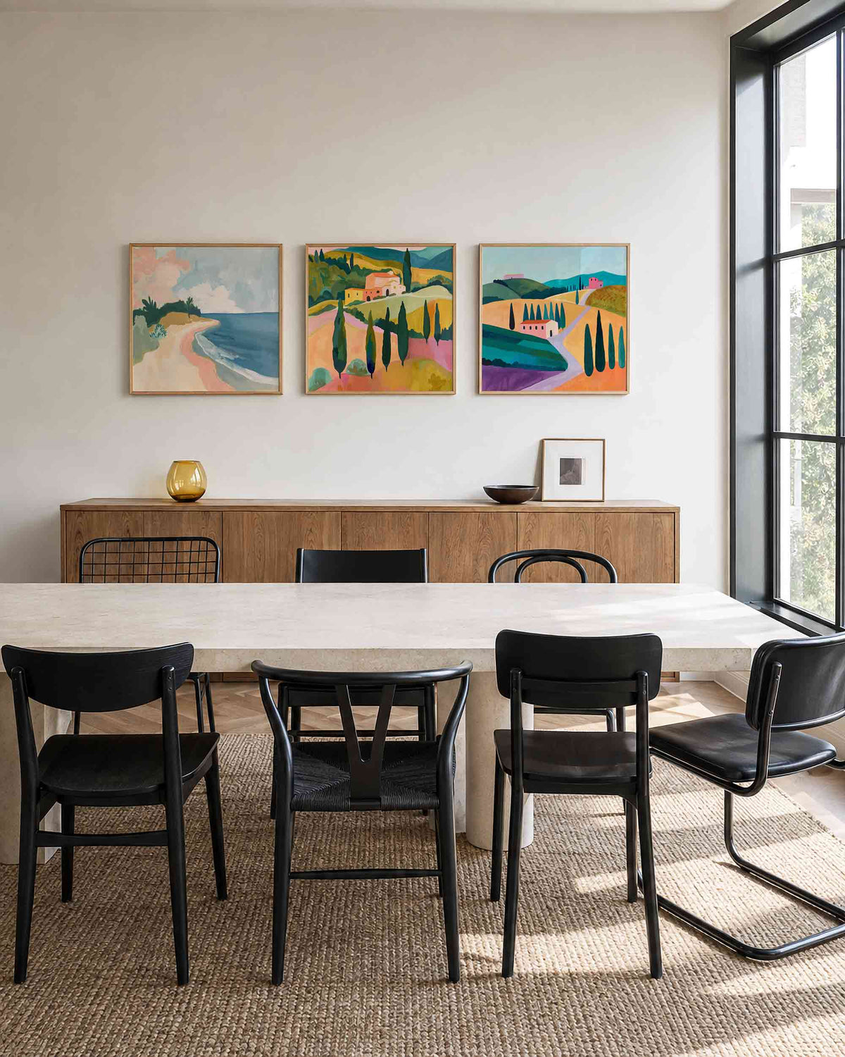 Interieurpresentatie van een driedelige vierkante posterset met kust en toscaanse heuvels