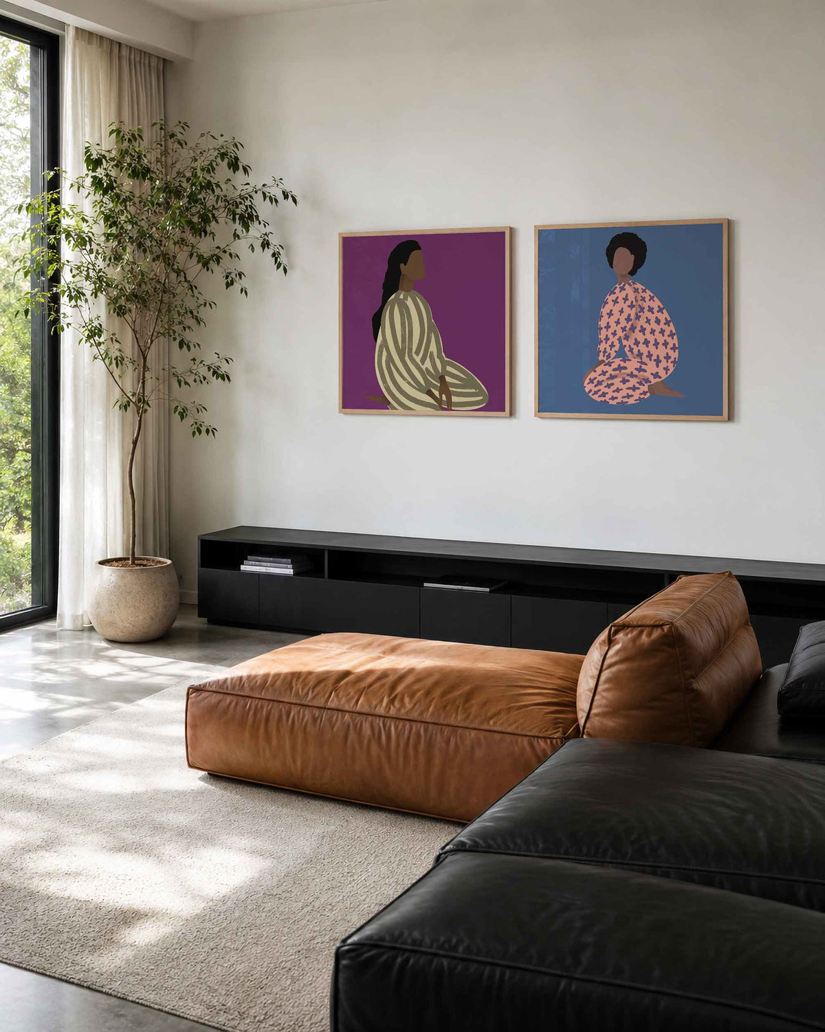 Interieurpresentatie van een tweedelige vierkante posterset met zittende vrouwen