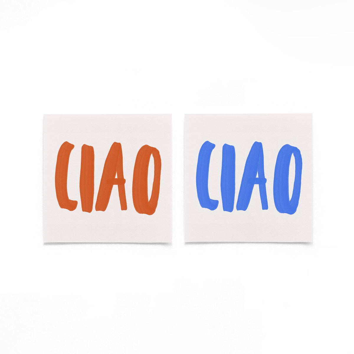 Twee vierkante posters met clap lettering op een gebroken witte achtergrond