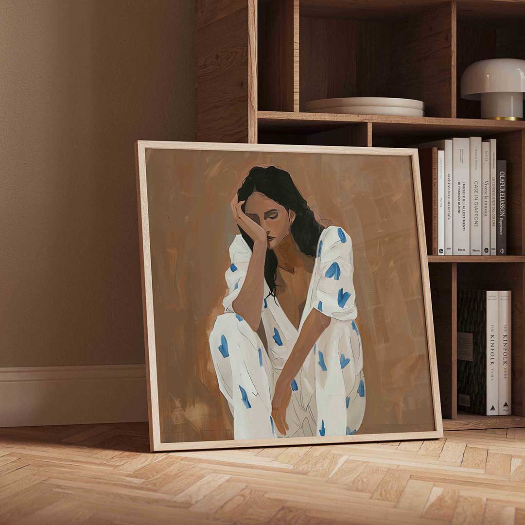 Zittende vrouw met blauwe accenten Poster