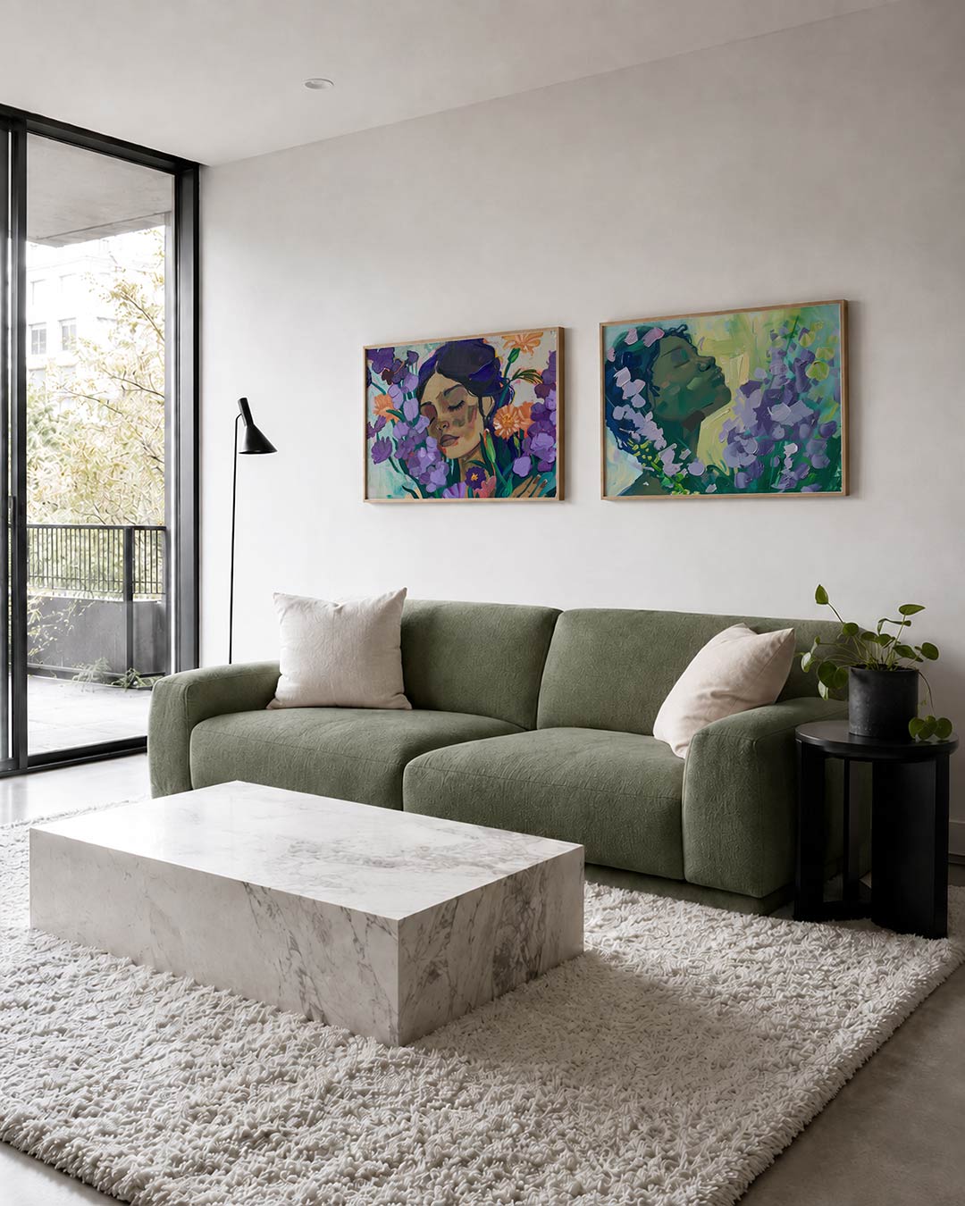 Interieurpresentatie van twee posters met een compositie van een gezicht omringd door paarse en oranje bloemen