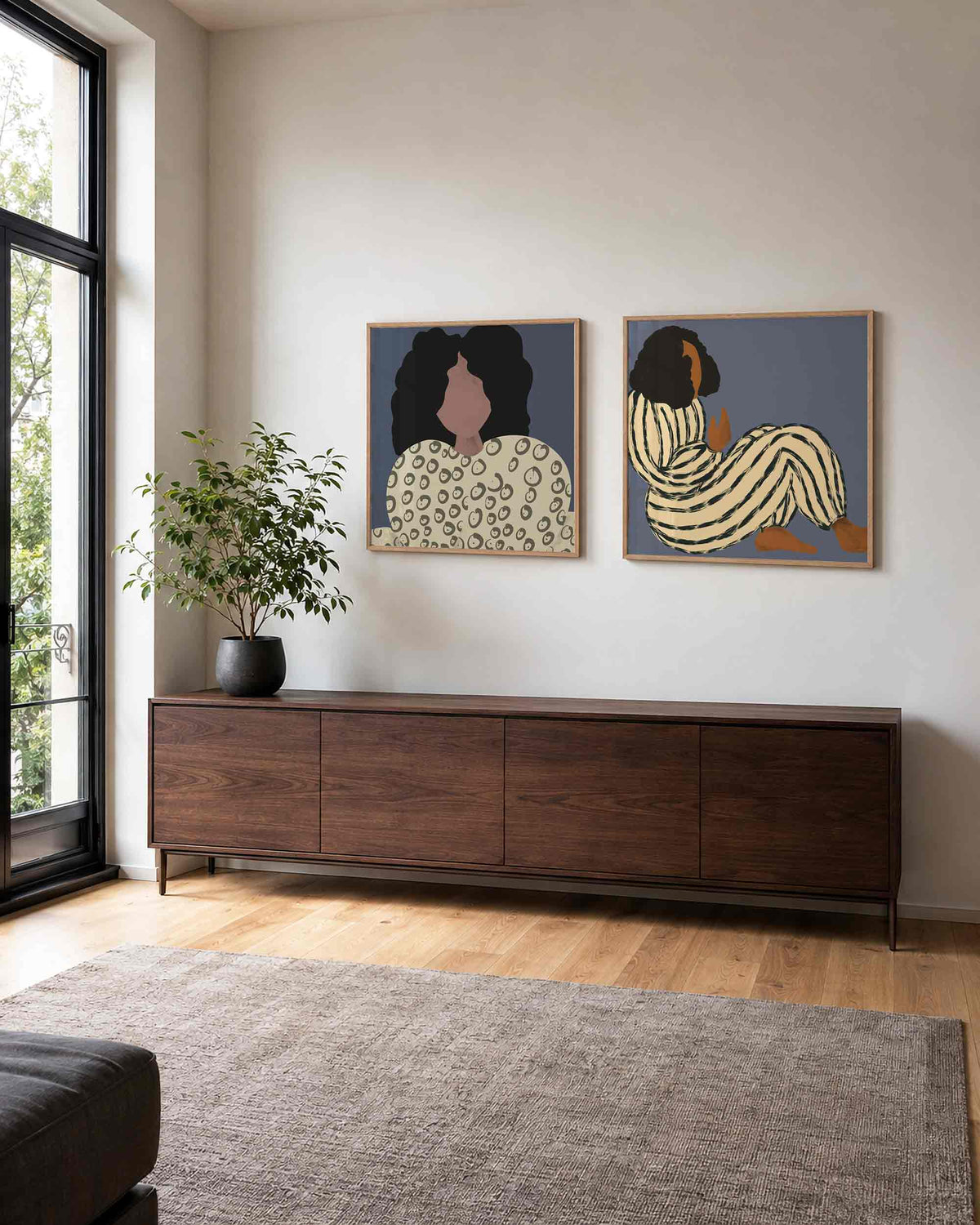 Interieurpresentatie van een tweedelige vierkante posterset met portretten met krullen