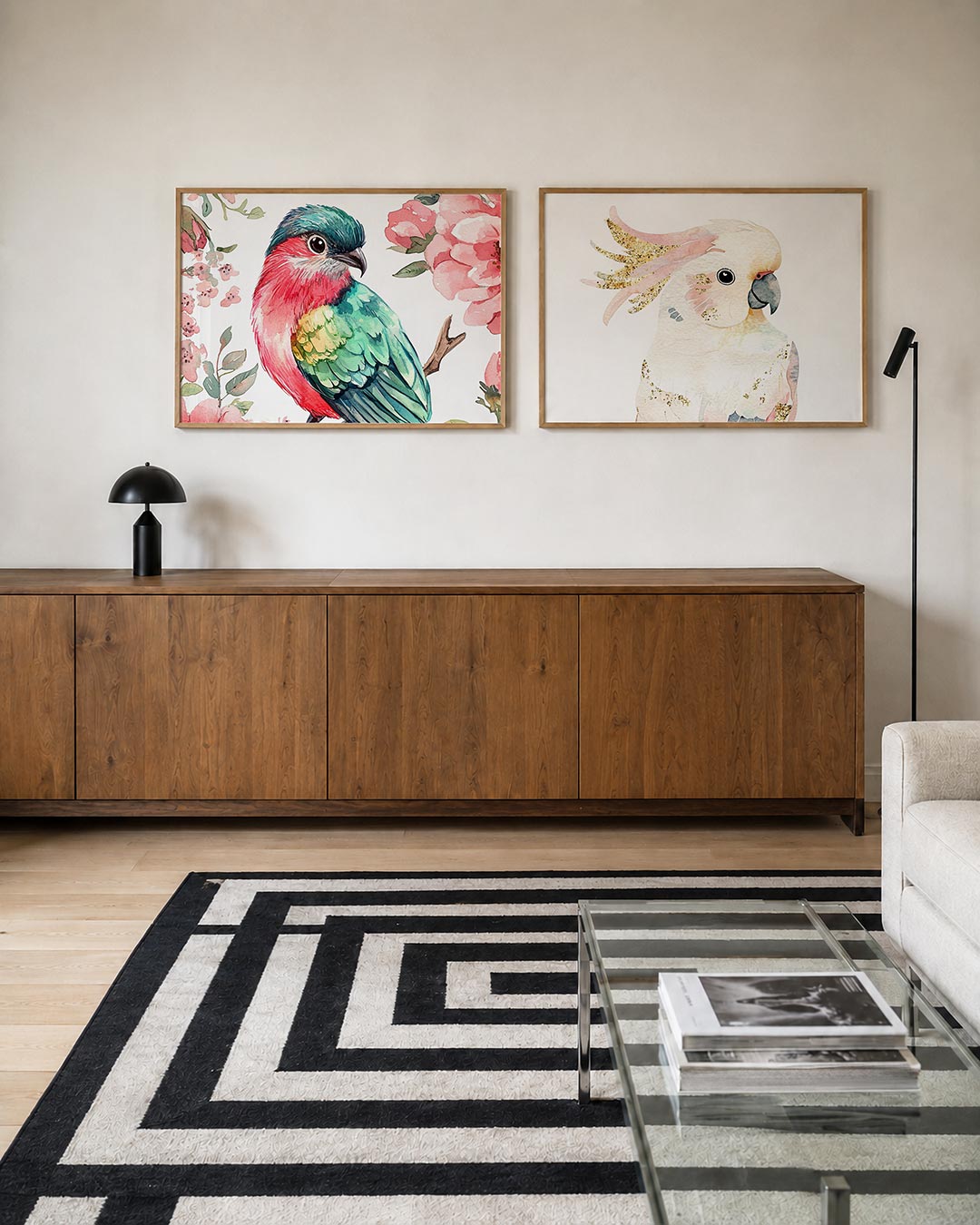Tweedelige posterset met een kleurrijke vogel met levendige veren in groen en rood, getoond in een interieur