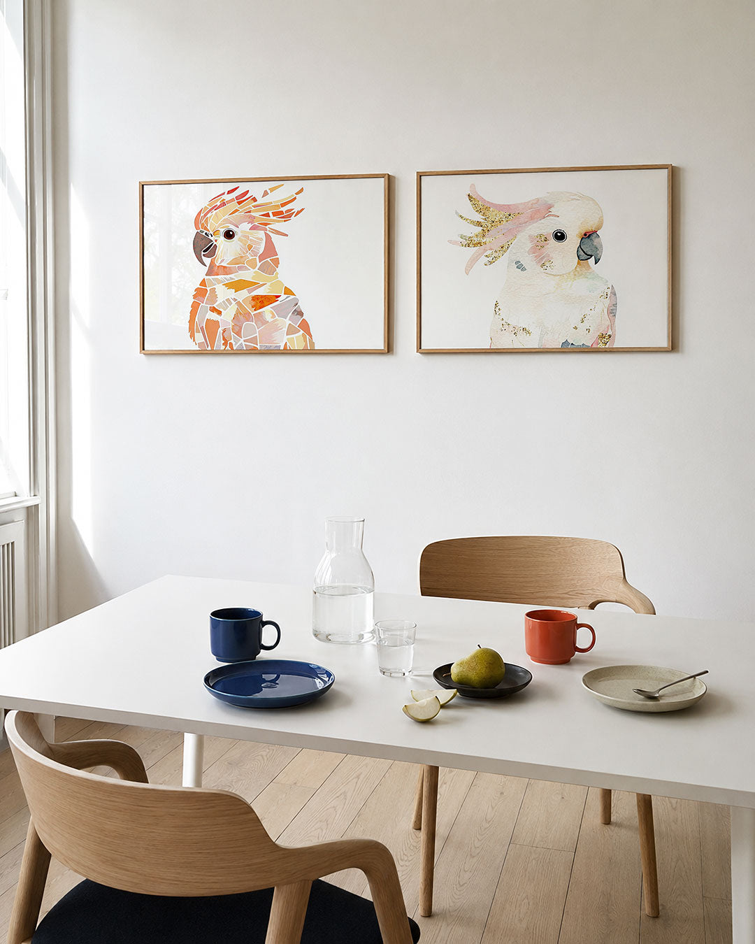 Tweedelige posterset met een vogel opgebouwd uit diverse kleurvlakken, getoond in een interieur