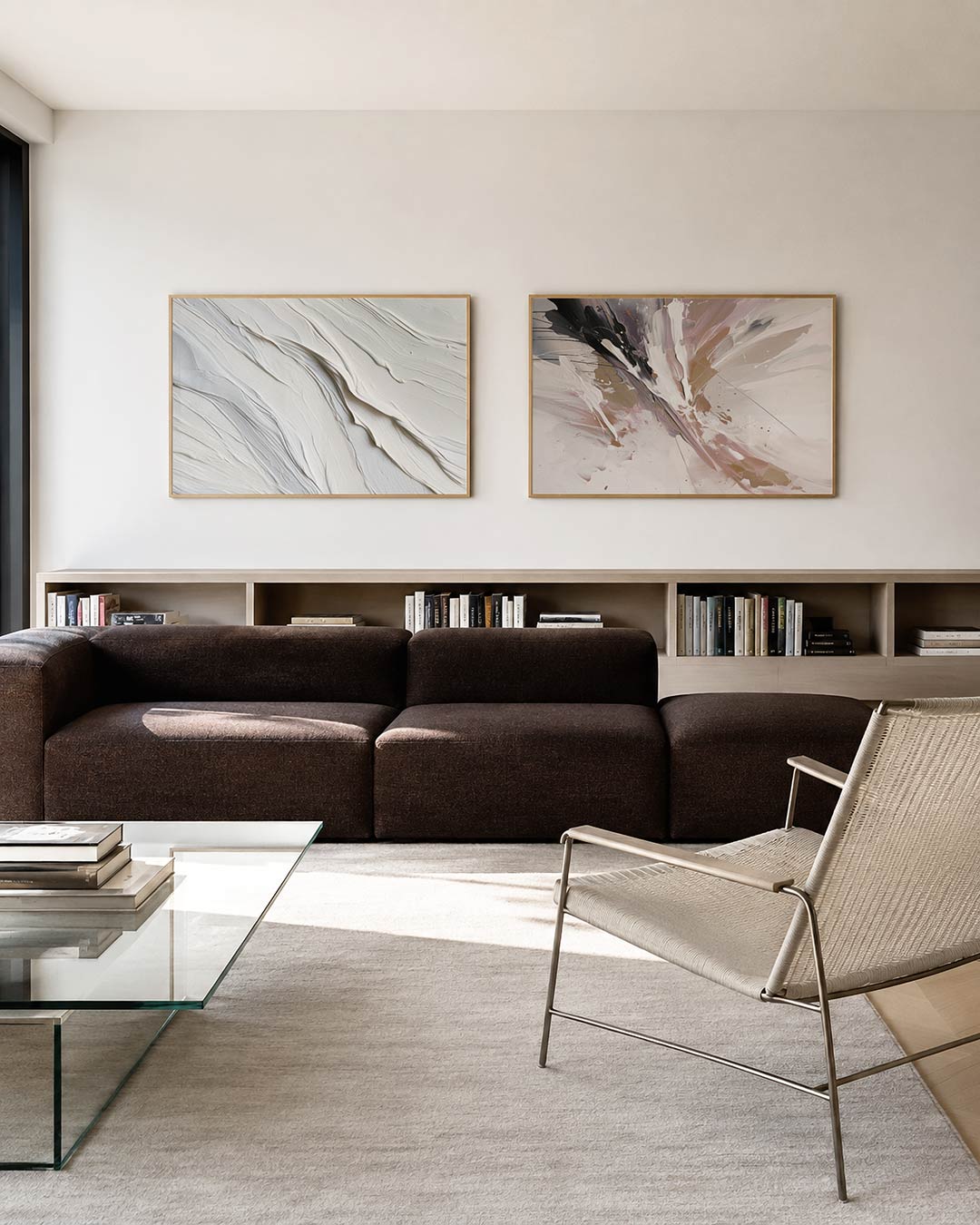 Tweedelige posterset met golvende witte structuren, getoond in een interieur