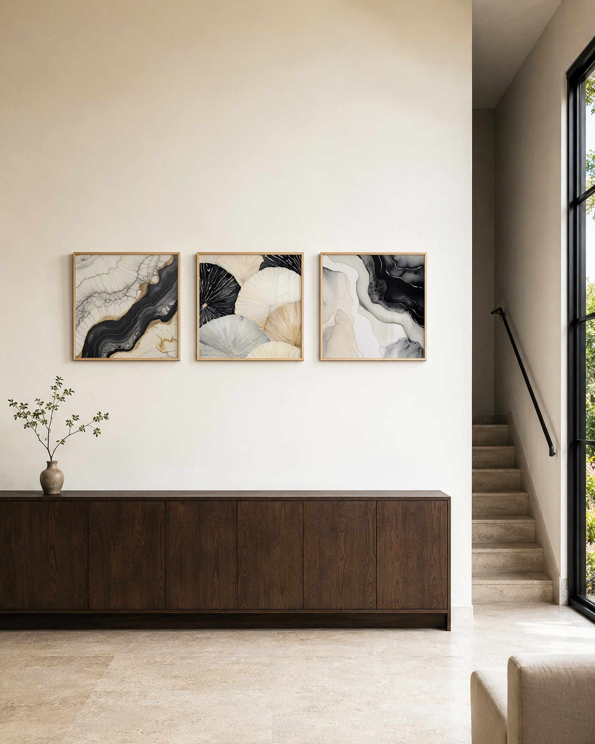 Interieurpresentatie van een driedelige vierkante posterset met zwart beige abstract