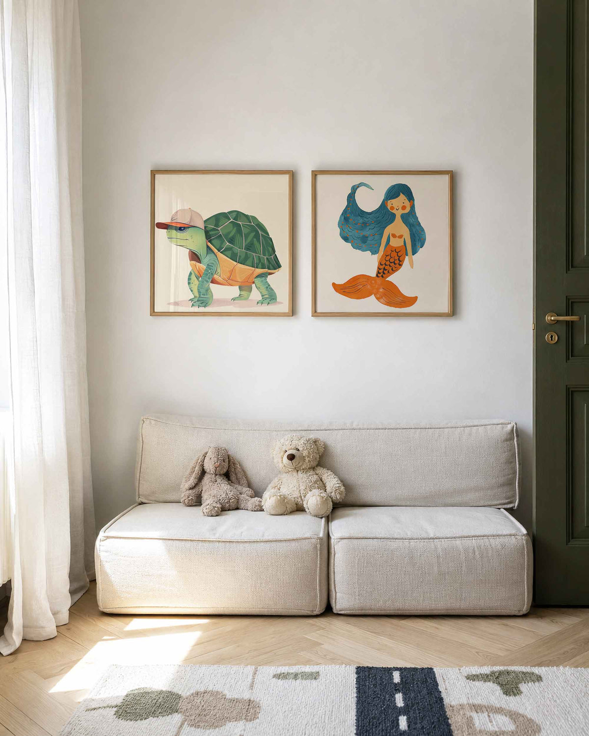 Interieurpresentatie van een tweedelige vierkante posterset met schildpad en zeemeermin