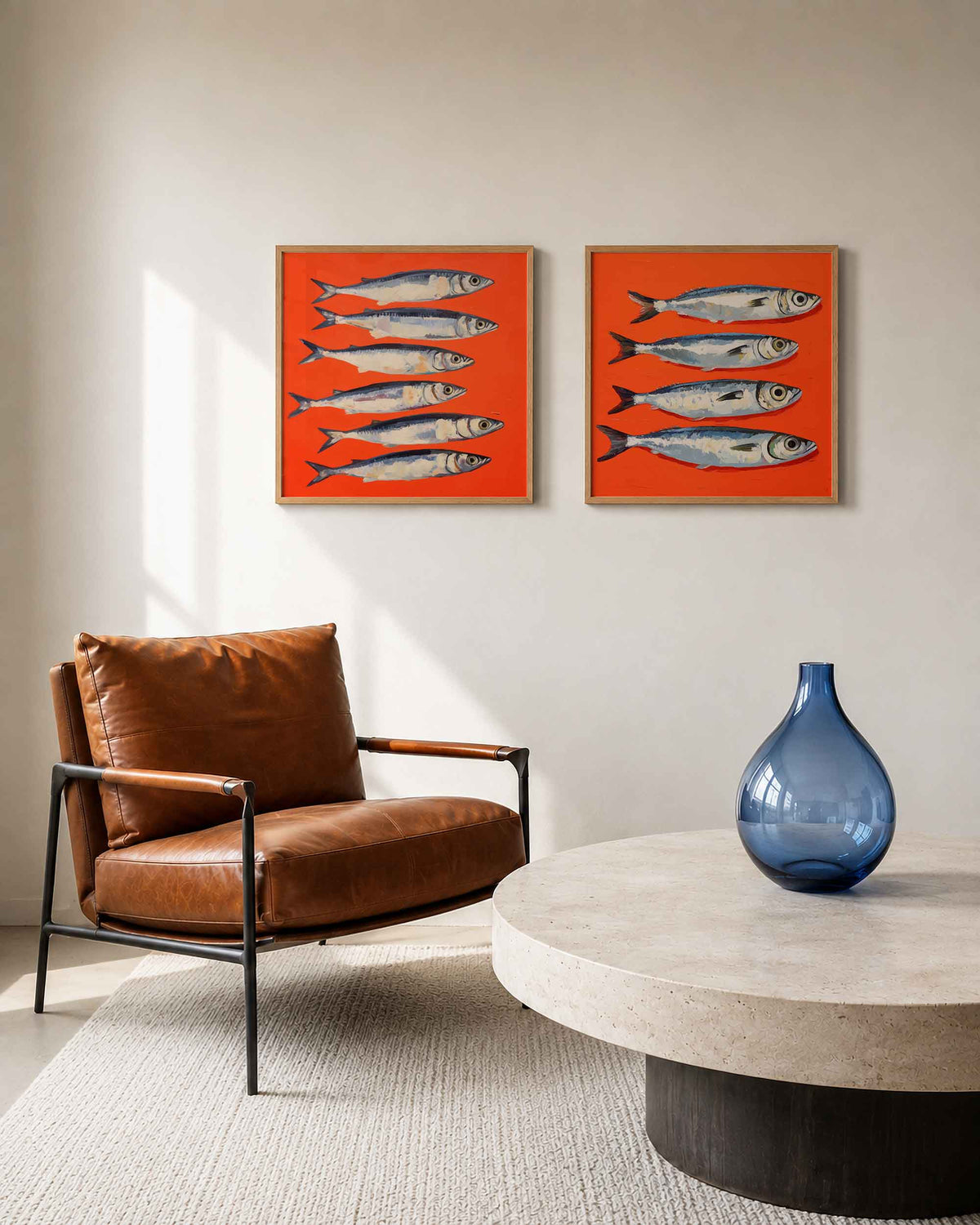 Interieurpresentatie van een tweedelige vierkante posterset met zilveren vissen