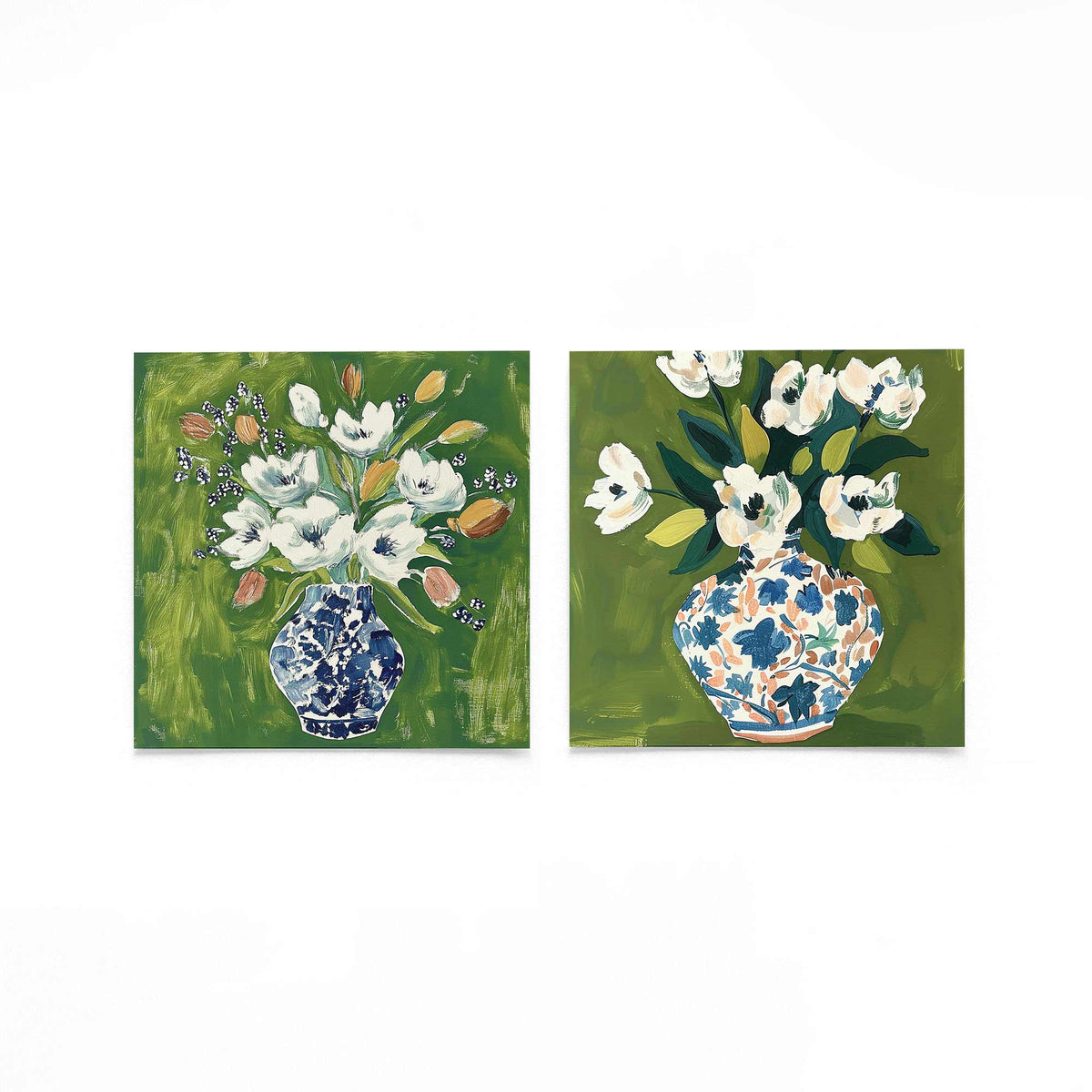 Twee vierkante posters met bloemen in vazen op een gebroken witte achtergrond