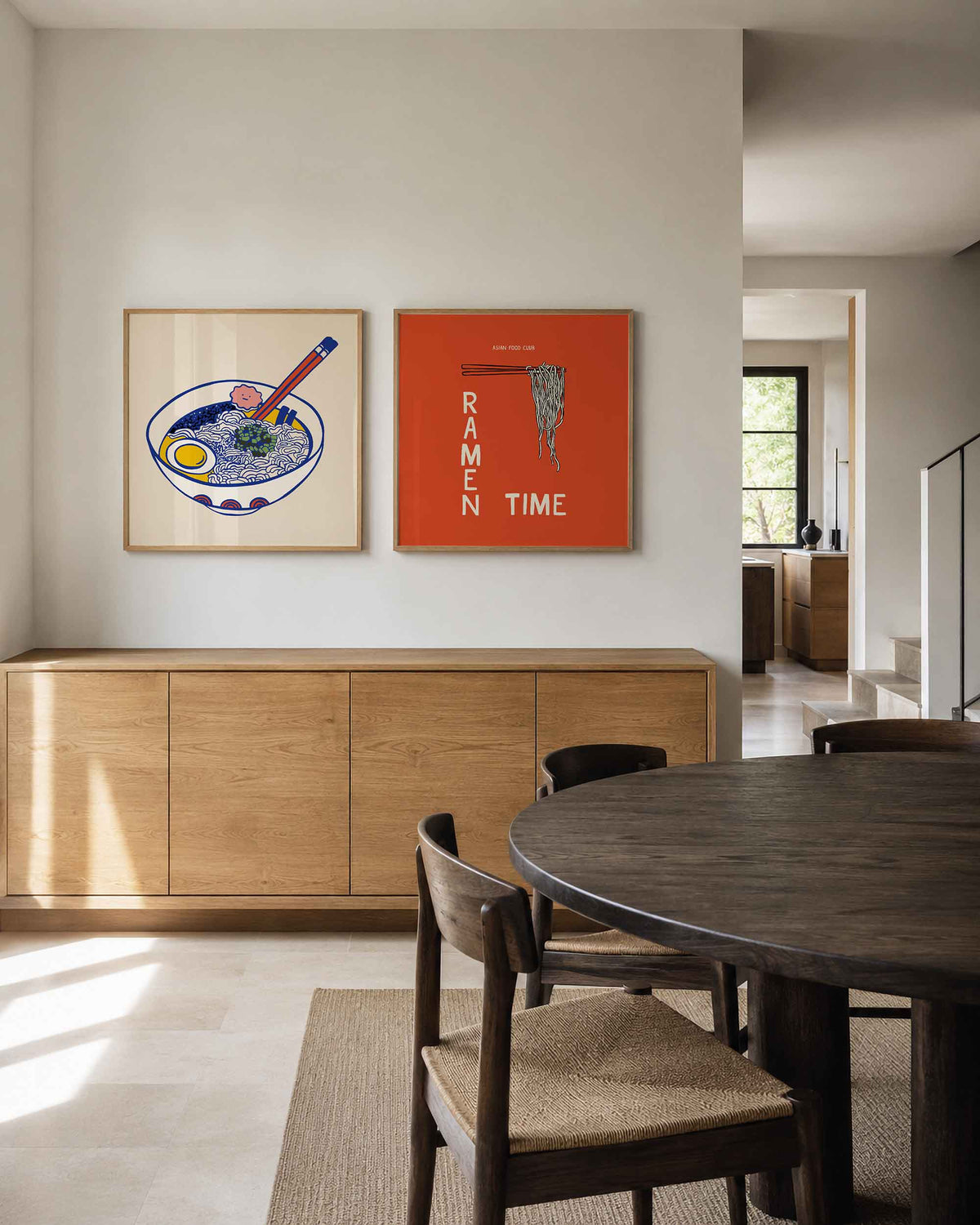 Interieurpresentatie van een tweedelige vierkante posterset met ramen en noedels