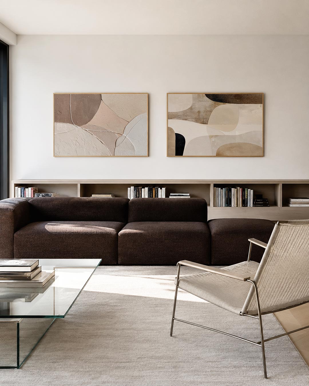 Tweedelige posterset met vloeiende lijnen en zachte kleurvlakken in beige en wit, getoond in een interieur
