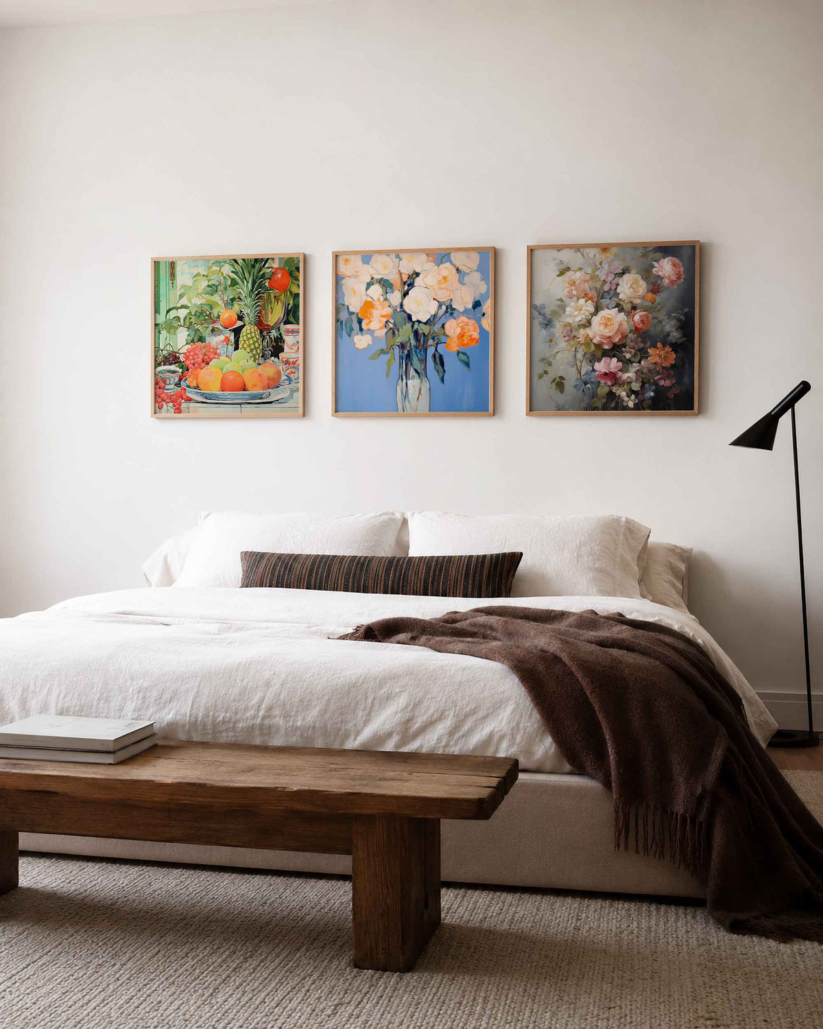 Interieurpresentatie van een driedelige vierkante posterset met bloemen en fruit