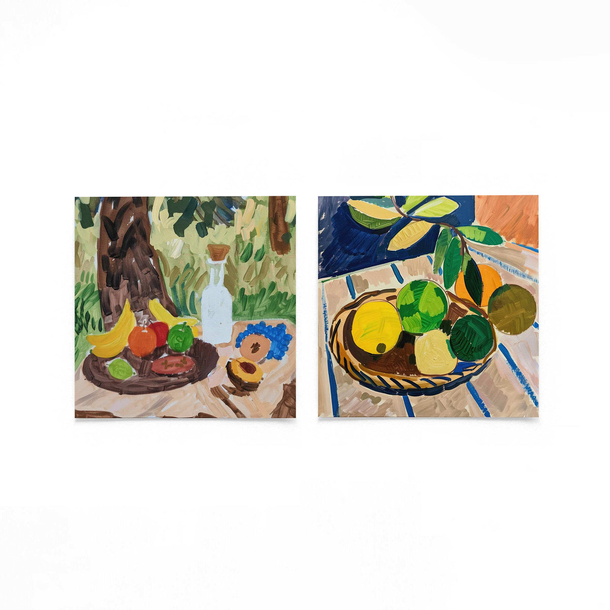 Twee vierkante posters met fruitstilleven op een gebroken witte achtergrond