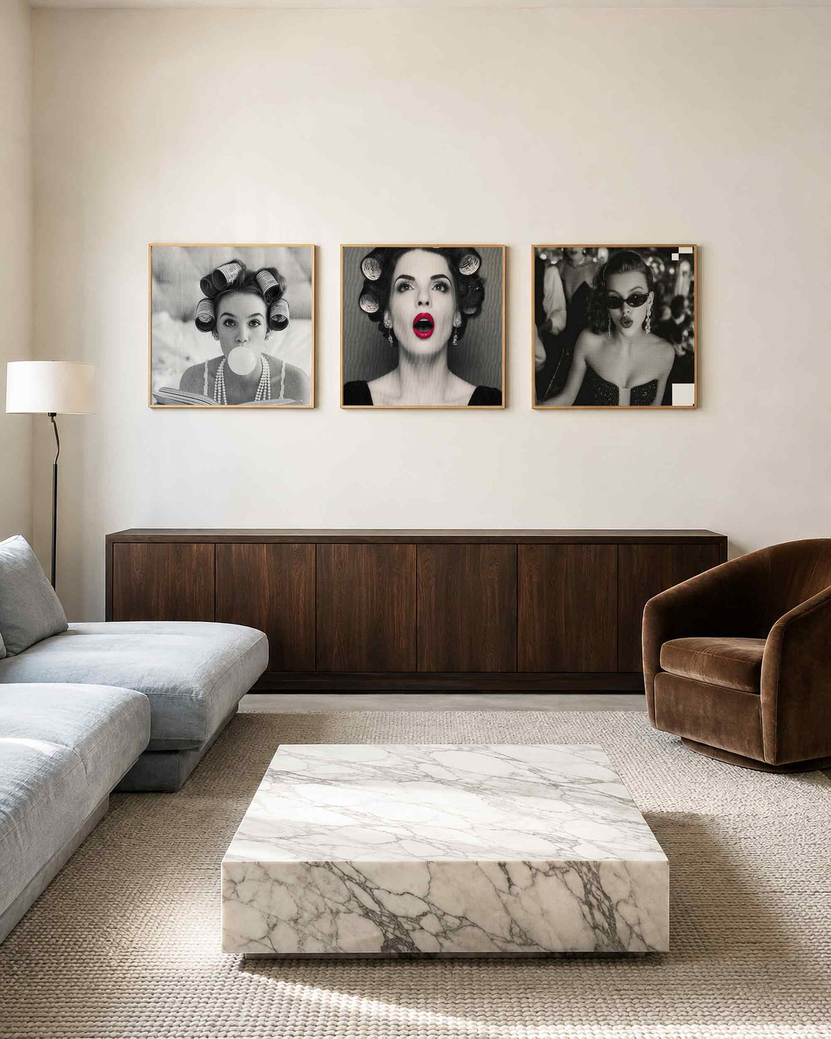Interieurpresentatie van een driedelige vierkante posterset met glamourportretten