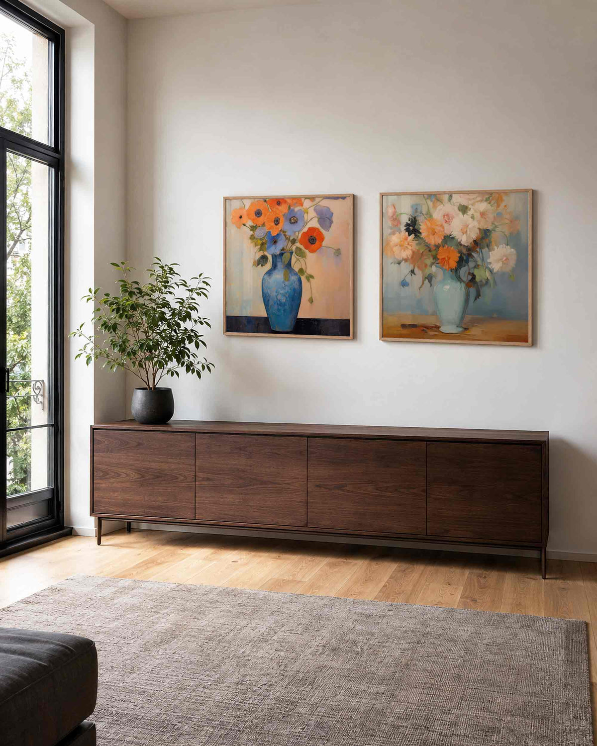 Interieurpresentatie van een tweedelige vierkante posterset met bloemen in vazen