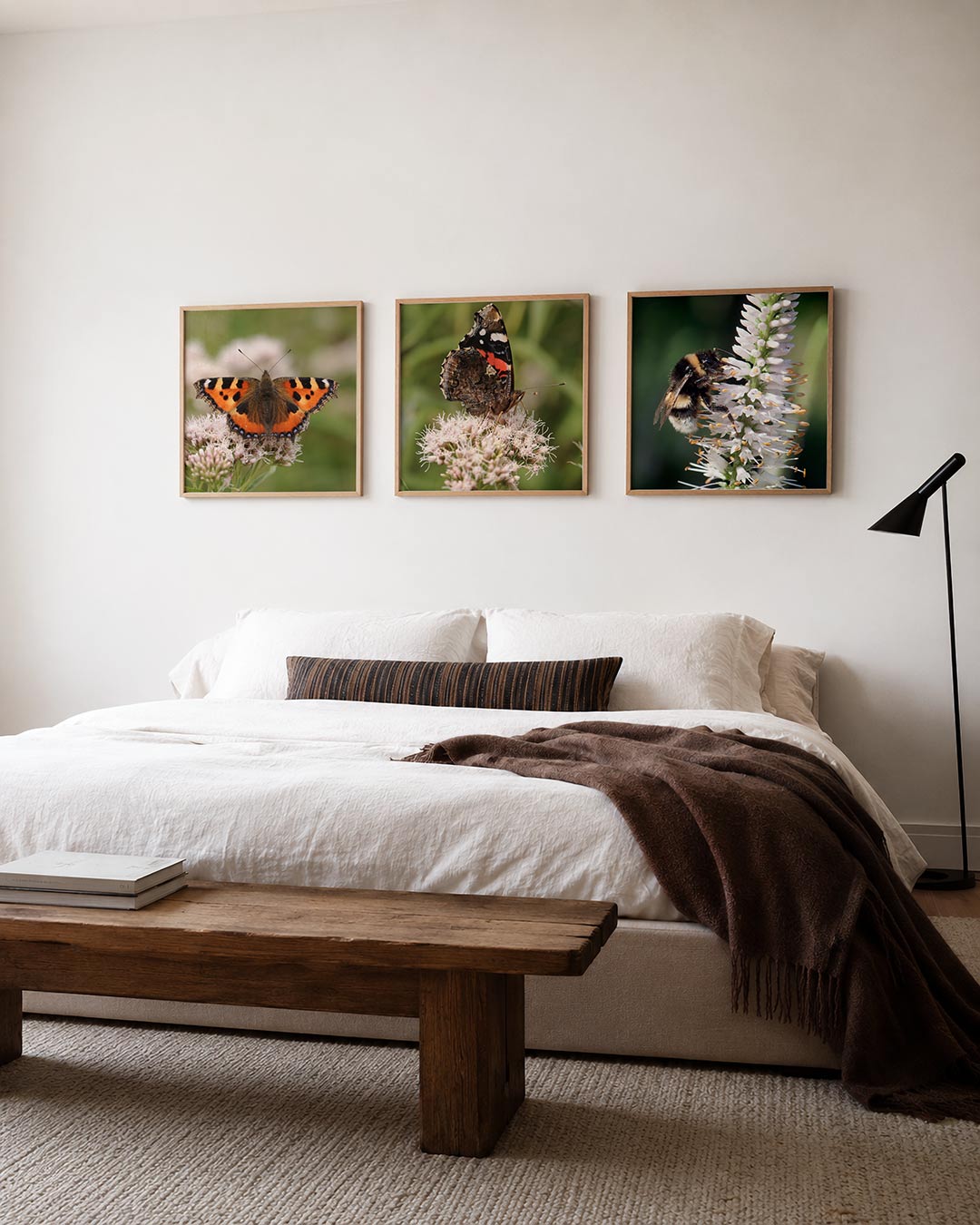 Interieur met vierkant fotografisch drieluik vlinder, bij en bloesem – Gerald Emming