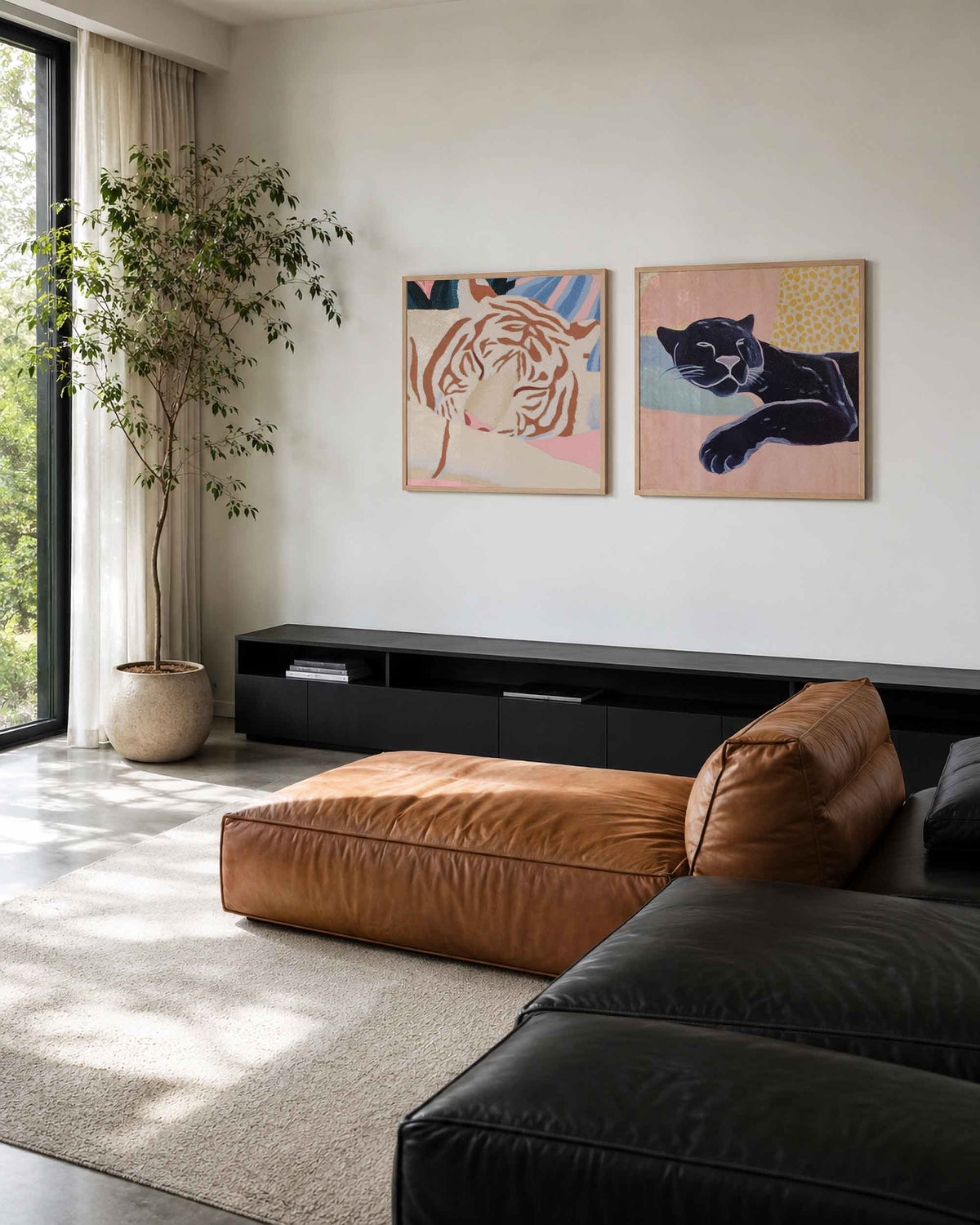 Interieurpresentatie van een tweedelige vierkante posterset met gezichten en zwarte kat