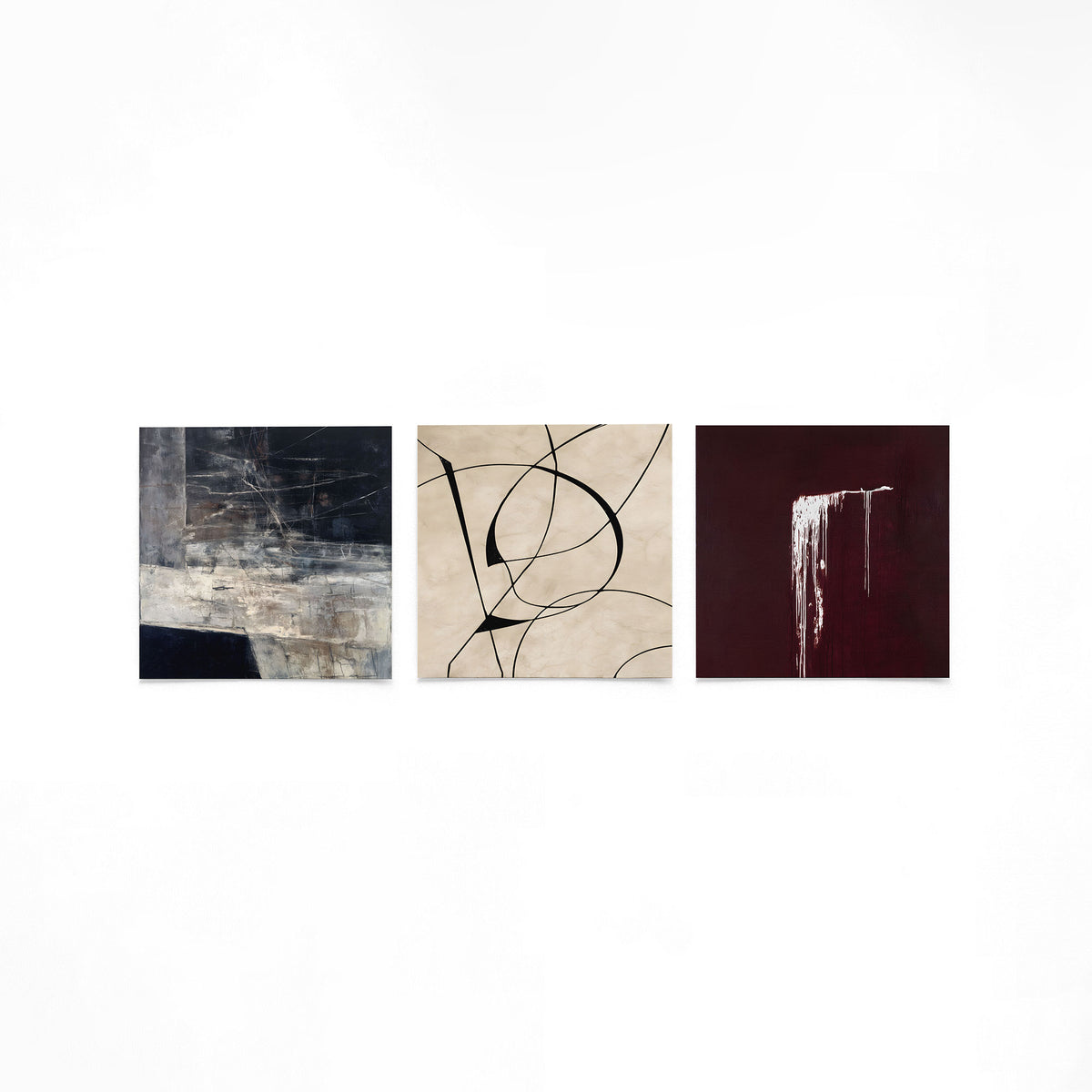 Drie vierkante posters met abstracte lijnen op een gebroken witte achtergrond