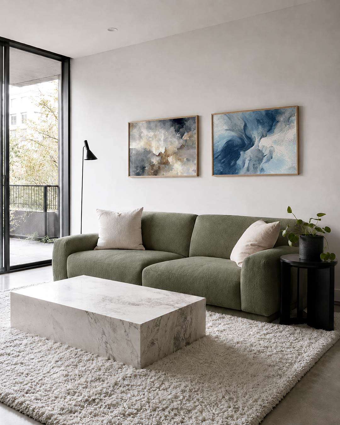 Twee liggende posters met zachte, vloeiende vormen in grijs, beige en wit, aan de muur in een interieur