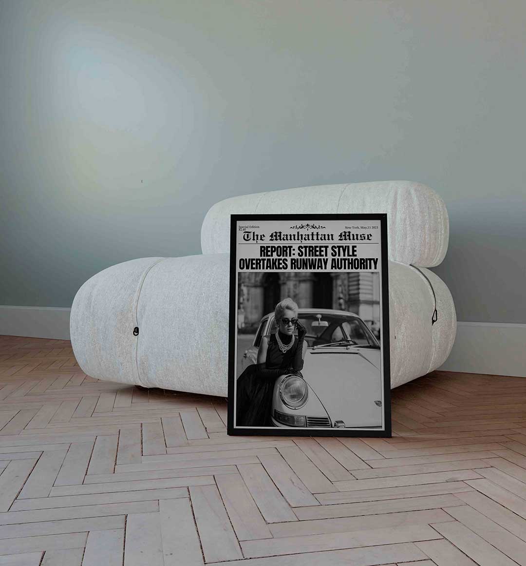 Vrouw bij klassieke auto Poster