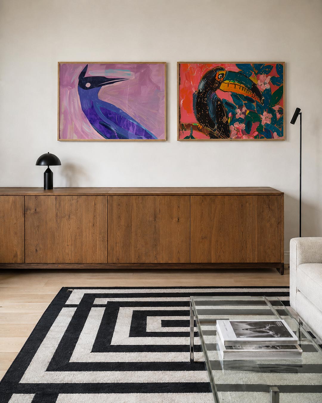 Interieurpresentatie van twee posters met een speelse vogelvorm in blauw en paars tegen een roze achtergrond