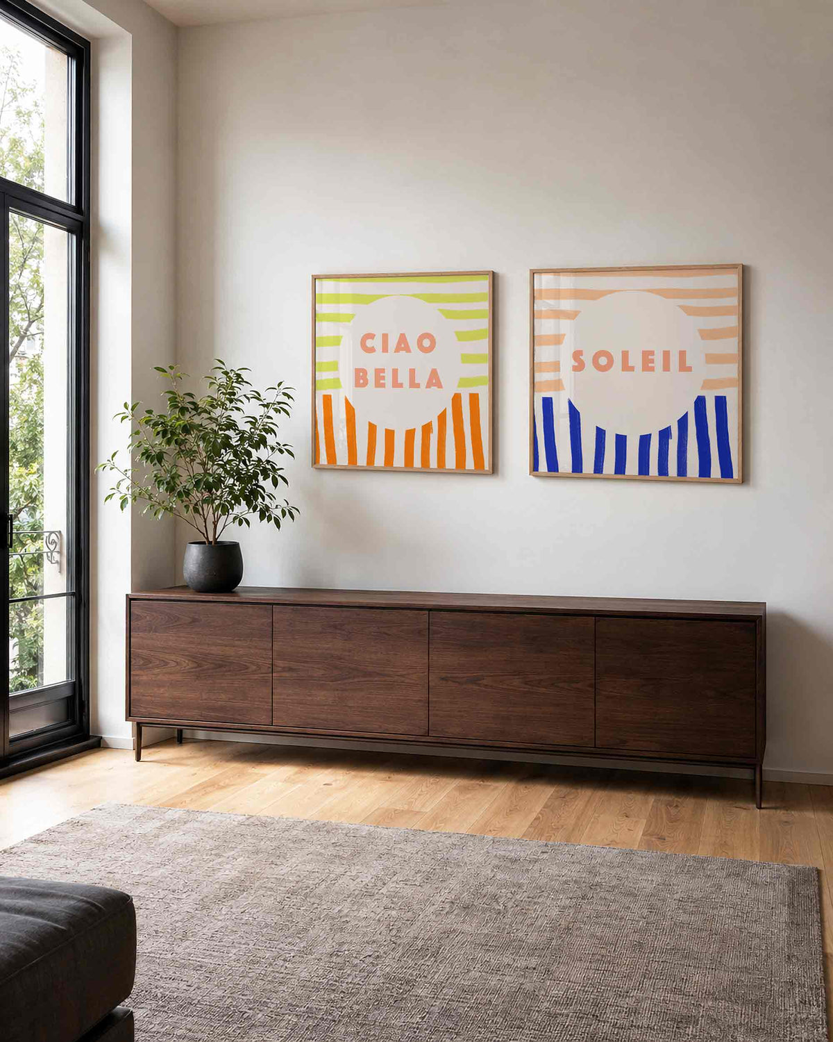 Interieurpresentatie van een tweedelige vierkante posterset met ciao bella en soleil