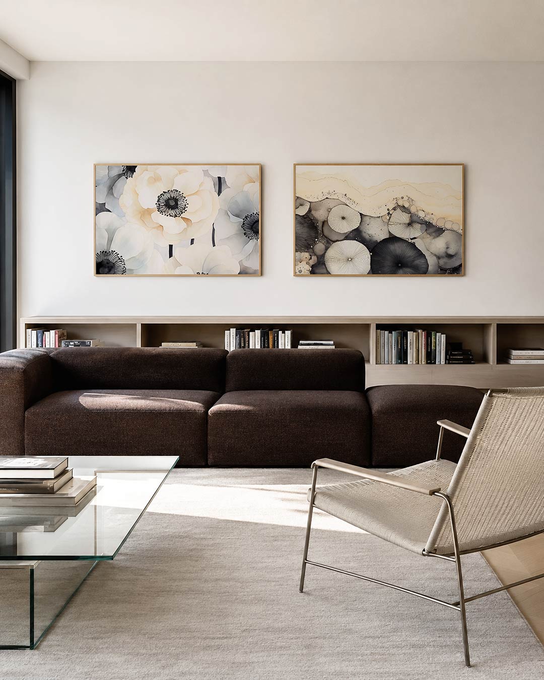 Interieurbeeld met twee liggende posters: grote bloemen in zachte tinten