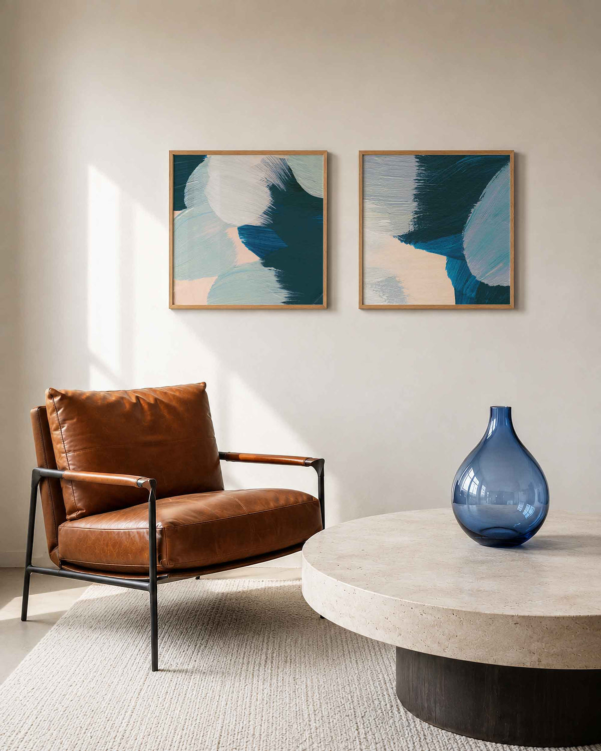 Interieurpresentatie van een tweedelige vierkante posterset met blauwe penseelstreken
