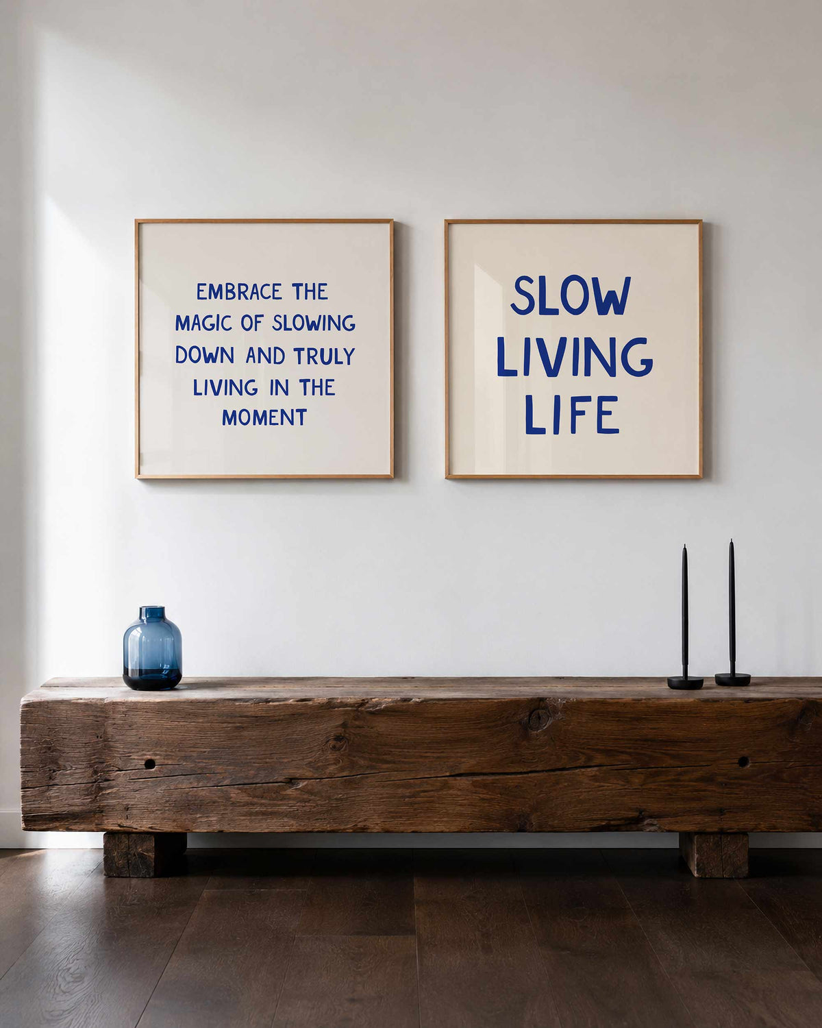 Interieurpresentatie van een tweedelige vierkante posterset met slow living tekst