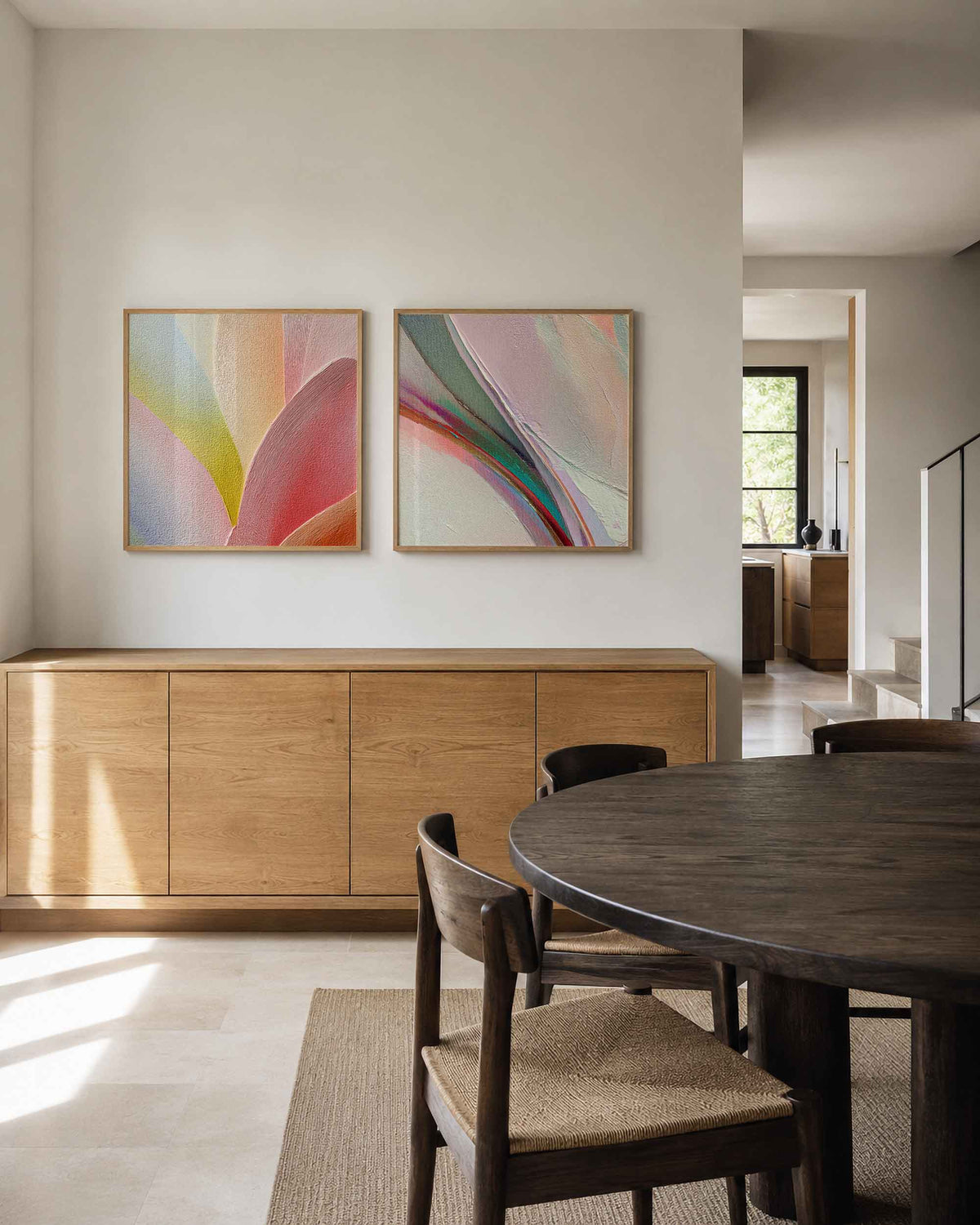 Interieurpresentatie van een tweedelige vierkante posterset met kleurvlakken en penseelstreken