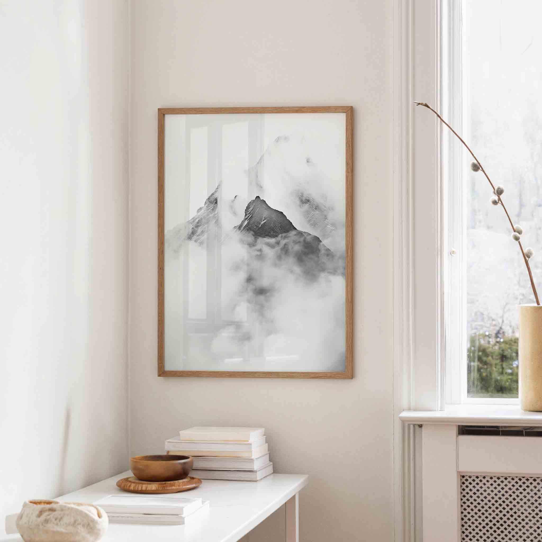 Bergtop in wolken Poster