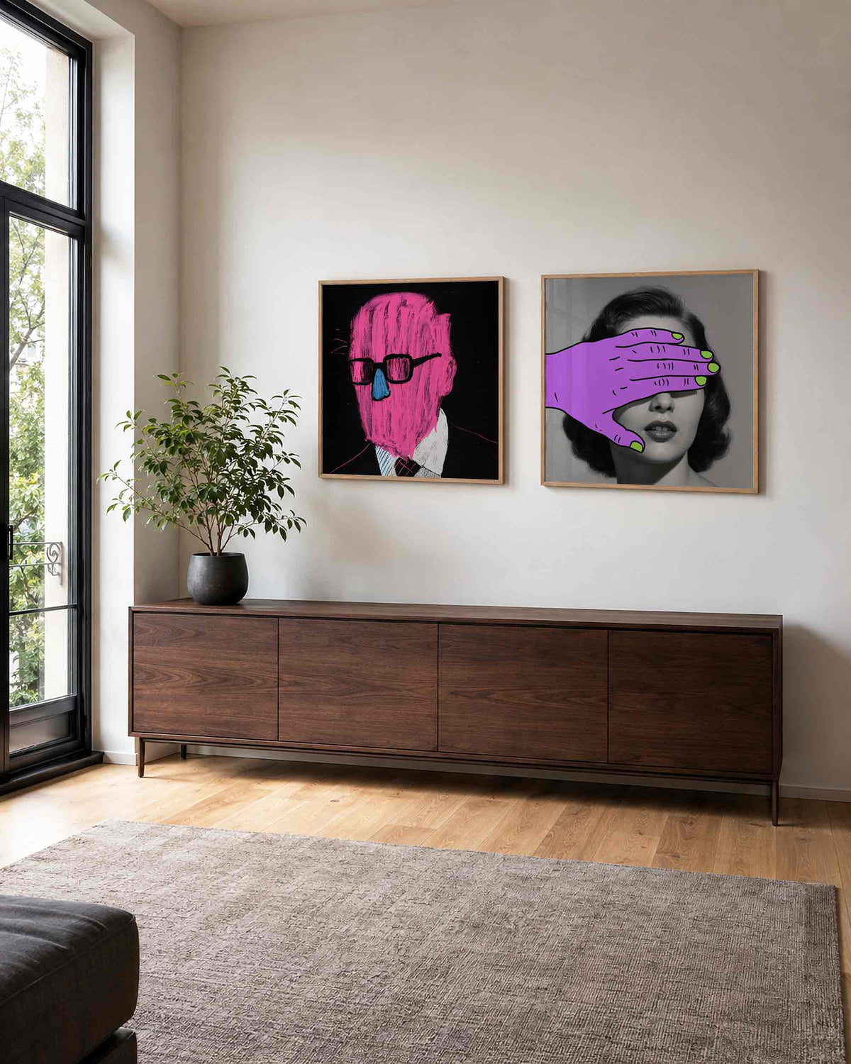 Interieurpresentatie van een tweedelige vierkante posterset met portretten met opvallende handen