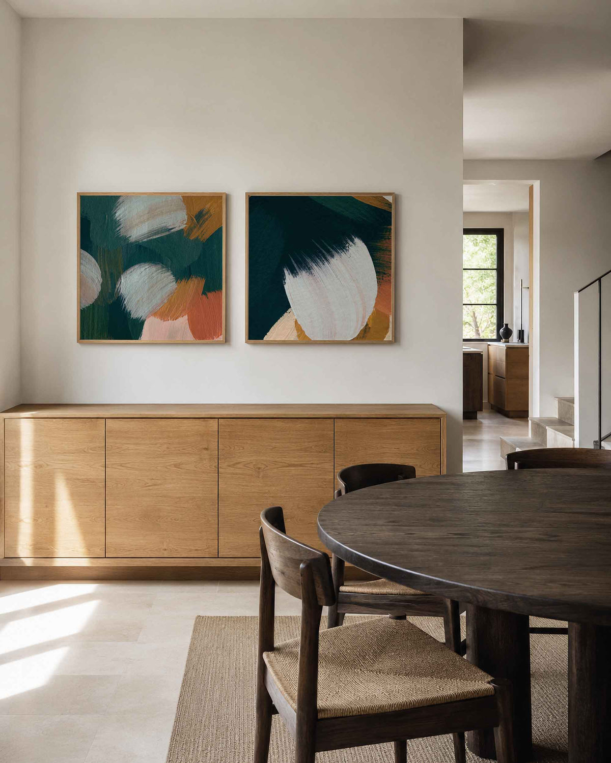 Interieurpresentatie van een tweedelige vierkante posterset met penseelstreken abstract