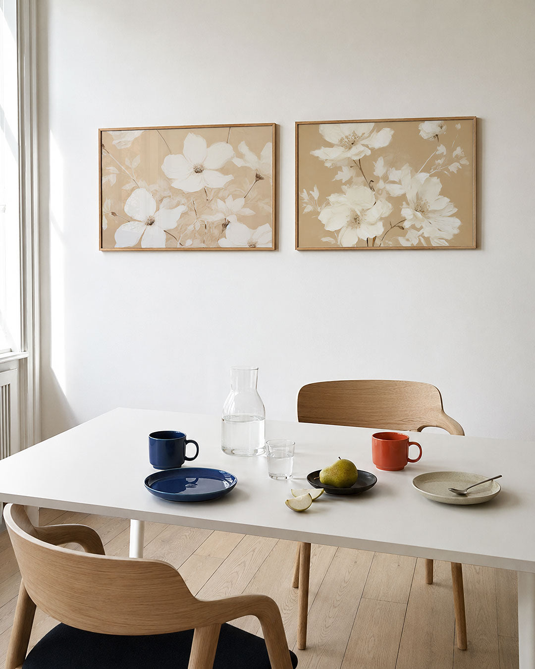 Twee liggende posters met delicate witte bloemen op een zachte beige achtergrond, aan de muur in een interieur