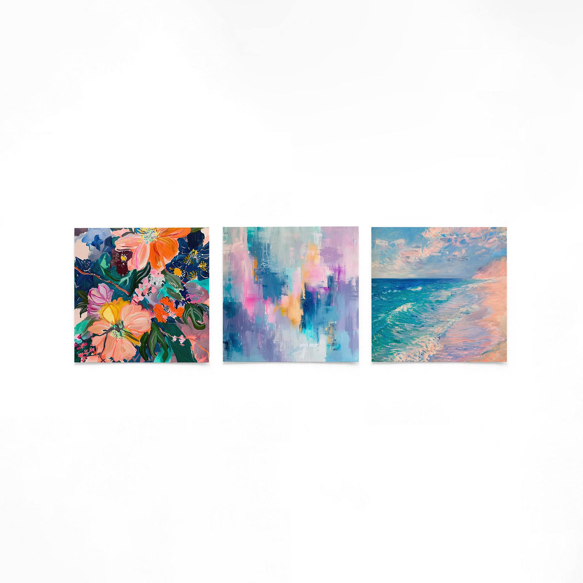 Drie vierkante posters met bloemen abstract zee op een gebroken witte achtergrond