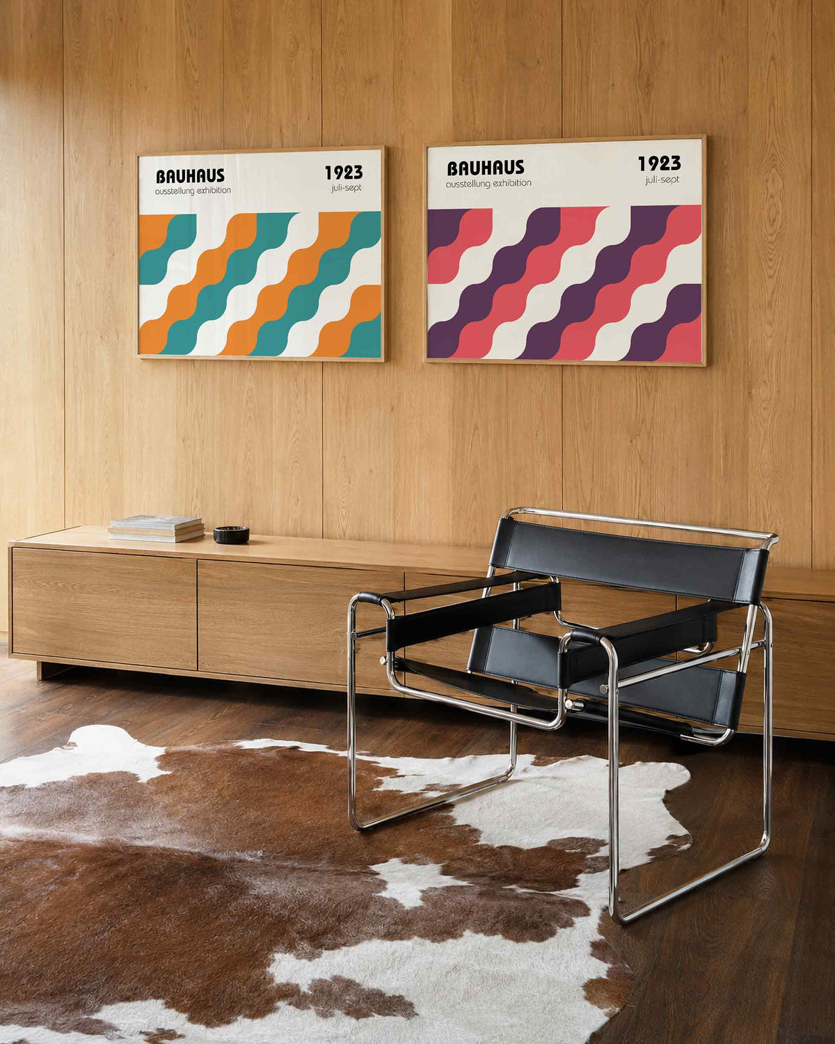 Interieurmockup van tweedelige landscape-posterset met golvende kleurbanen