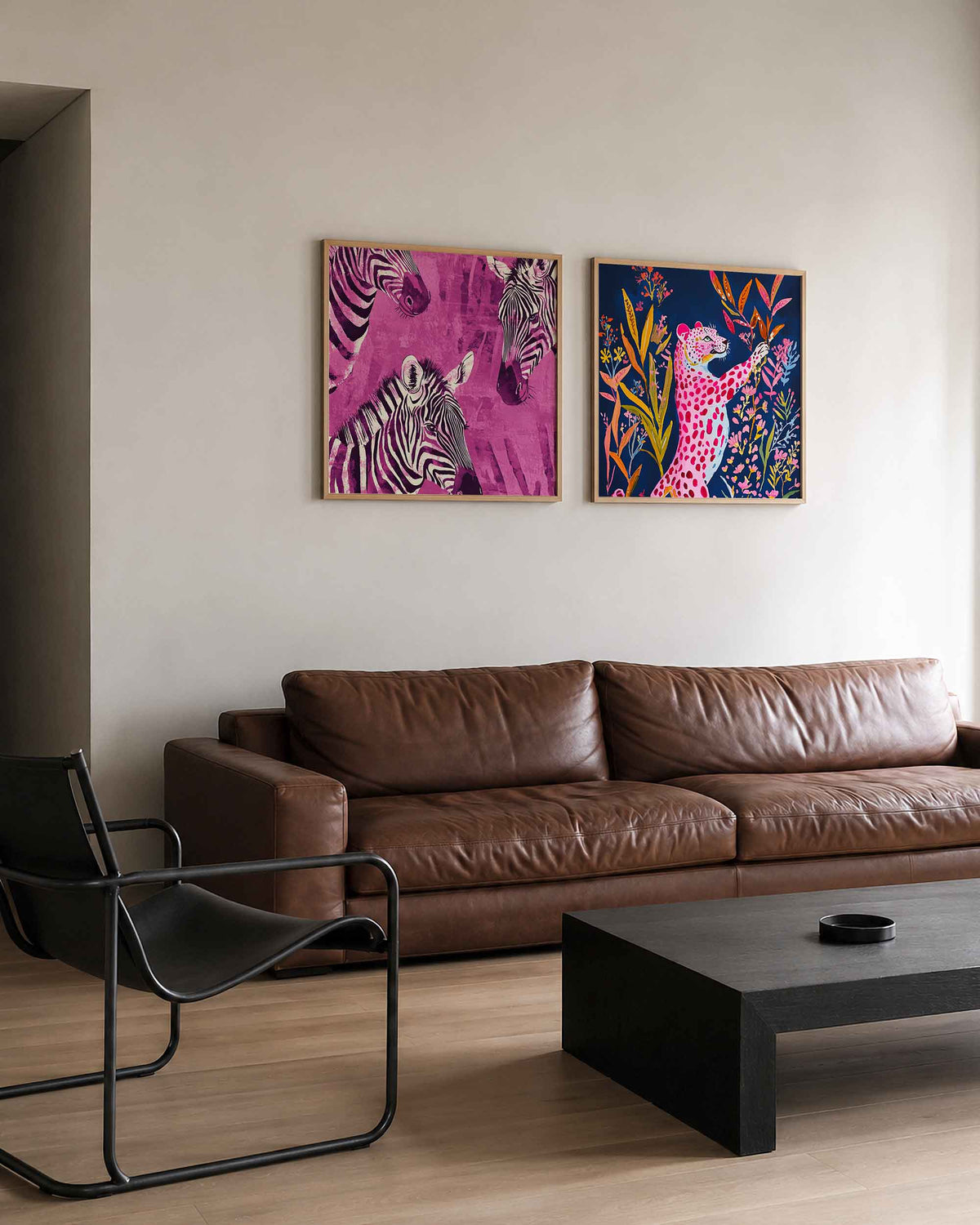 Interieurpresentatie van een tweedelige vierkante posterset met zebra en panter