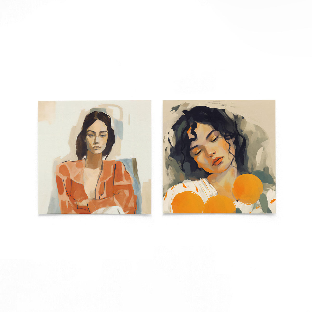 Twee vierkante posters met portretten van vrouwen op een gebroken witte achtergrond