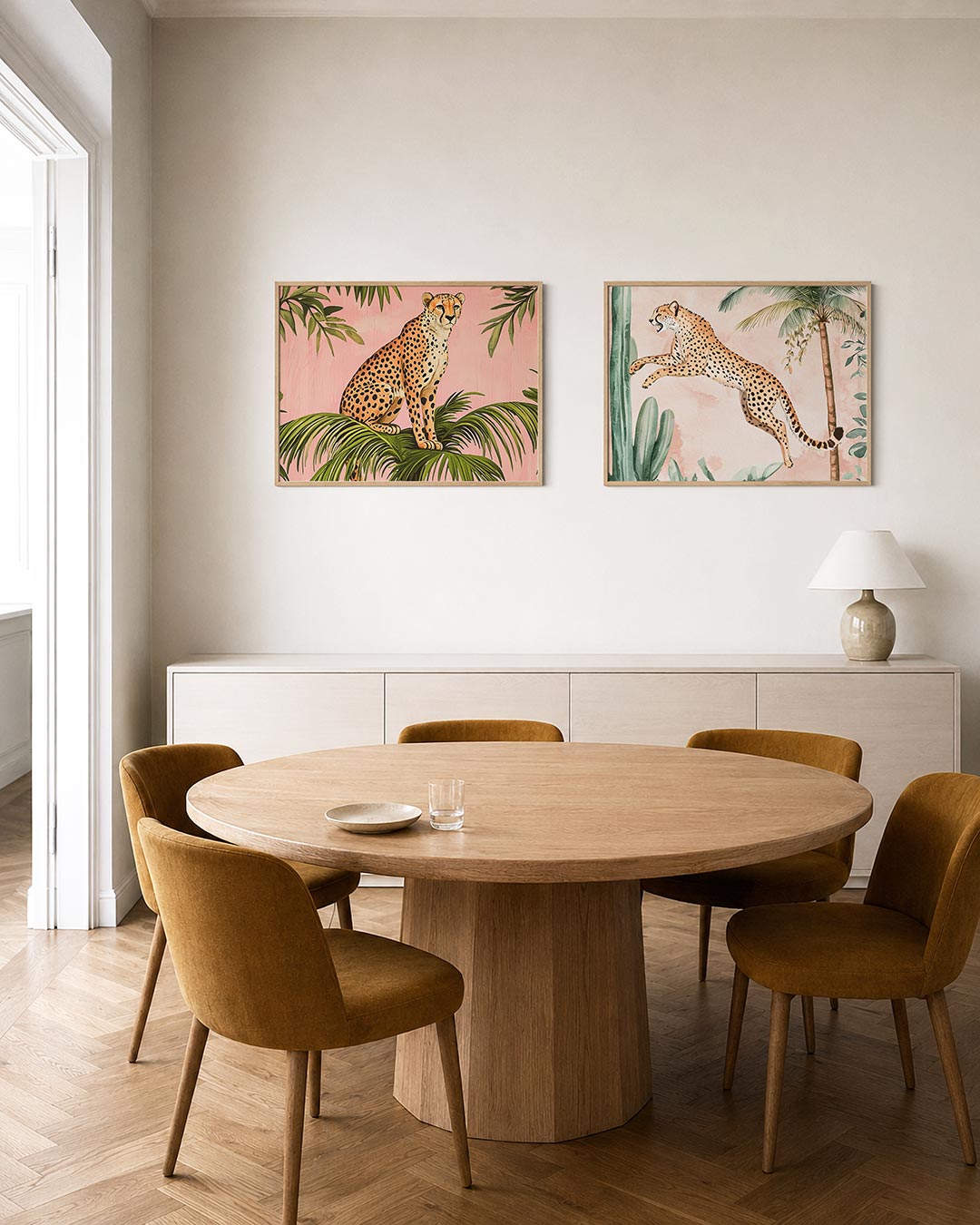 Twee liggende posters met een sierlijke cheetah op groene bladeren, aan de muur in een interieur