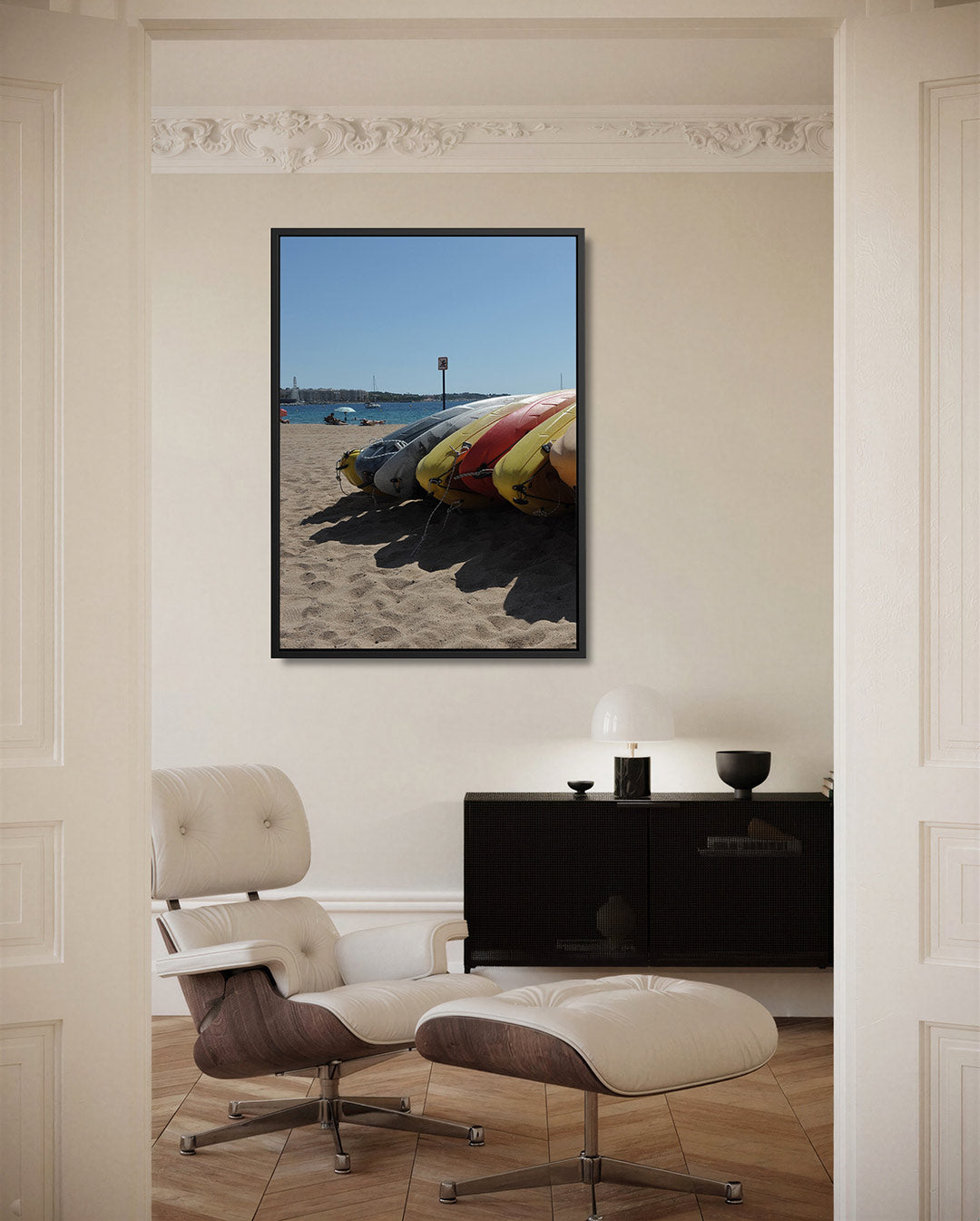 Kleurrijke kajaks op strand Kunstwerk