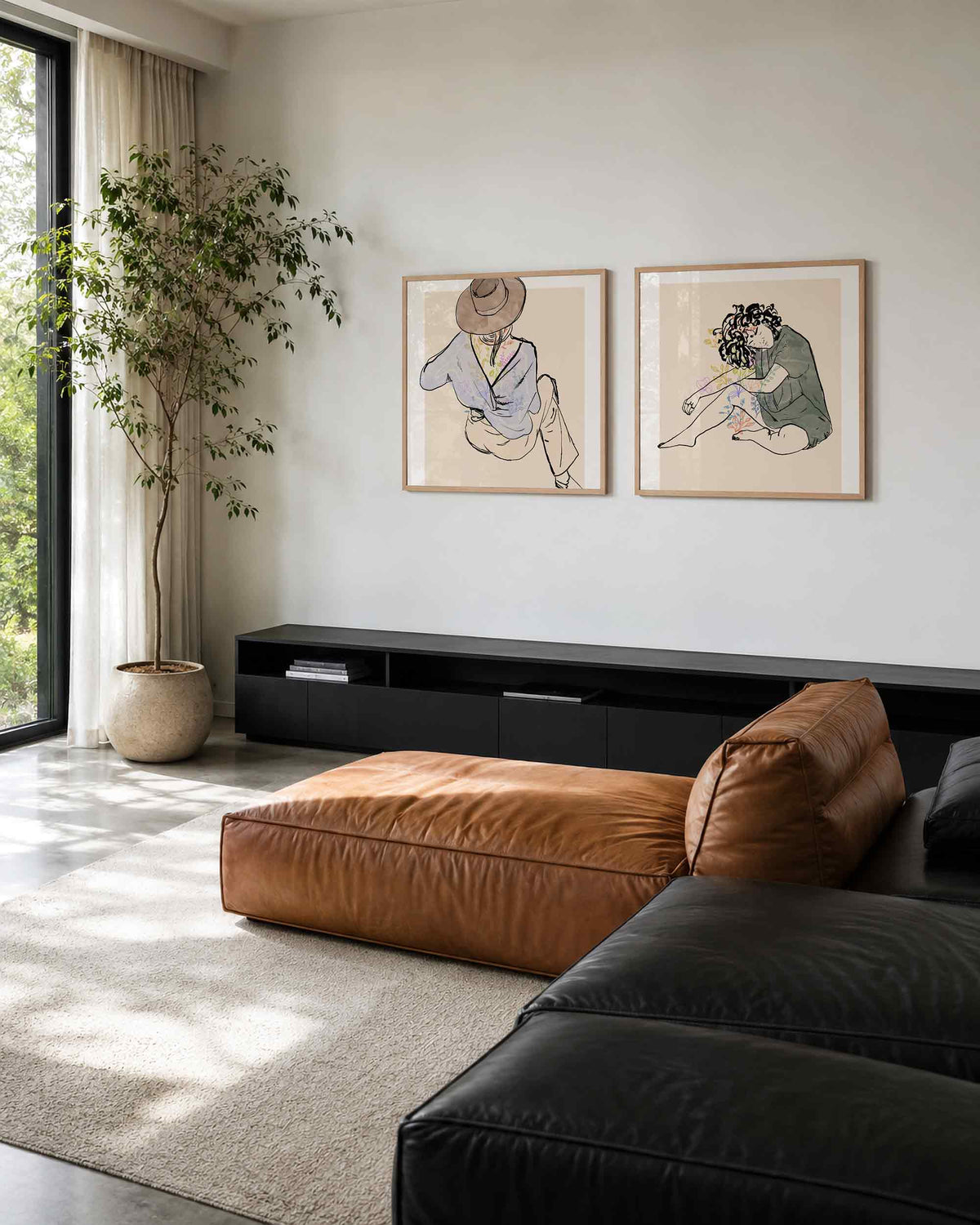 Interieurpresentatie van een tweedelige vierkante posterset met vrouwenfiguren bloemen