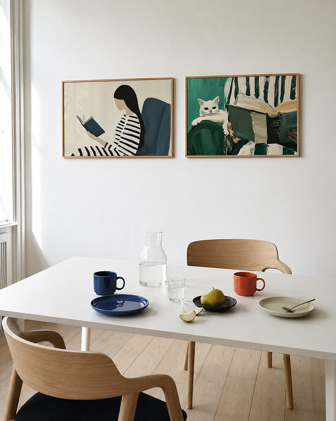 Tweedelige posterset met een vrouw met een boek in een stoel, getoond in een interieur