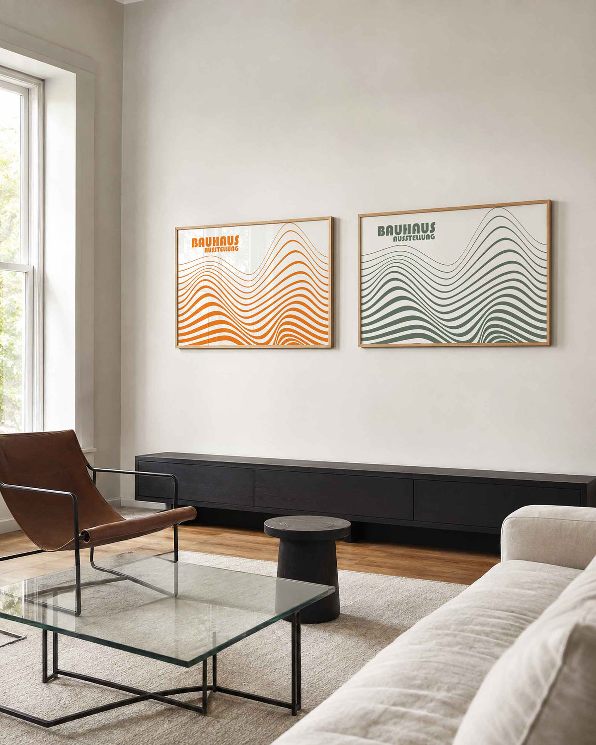 Interieurmockup van tweedelige landscape-posterset met oranje en groene golfbanen