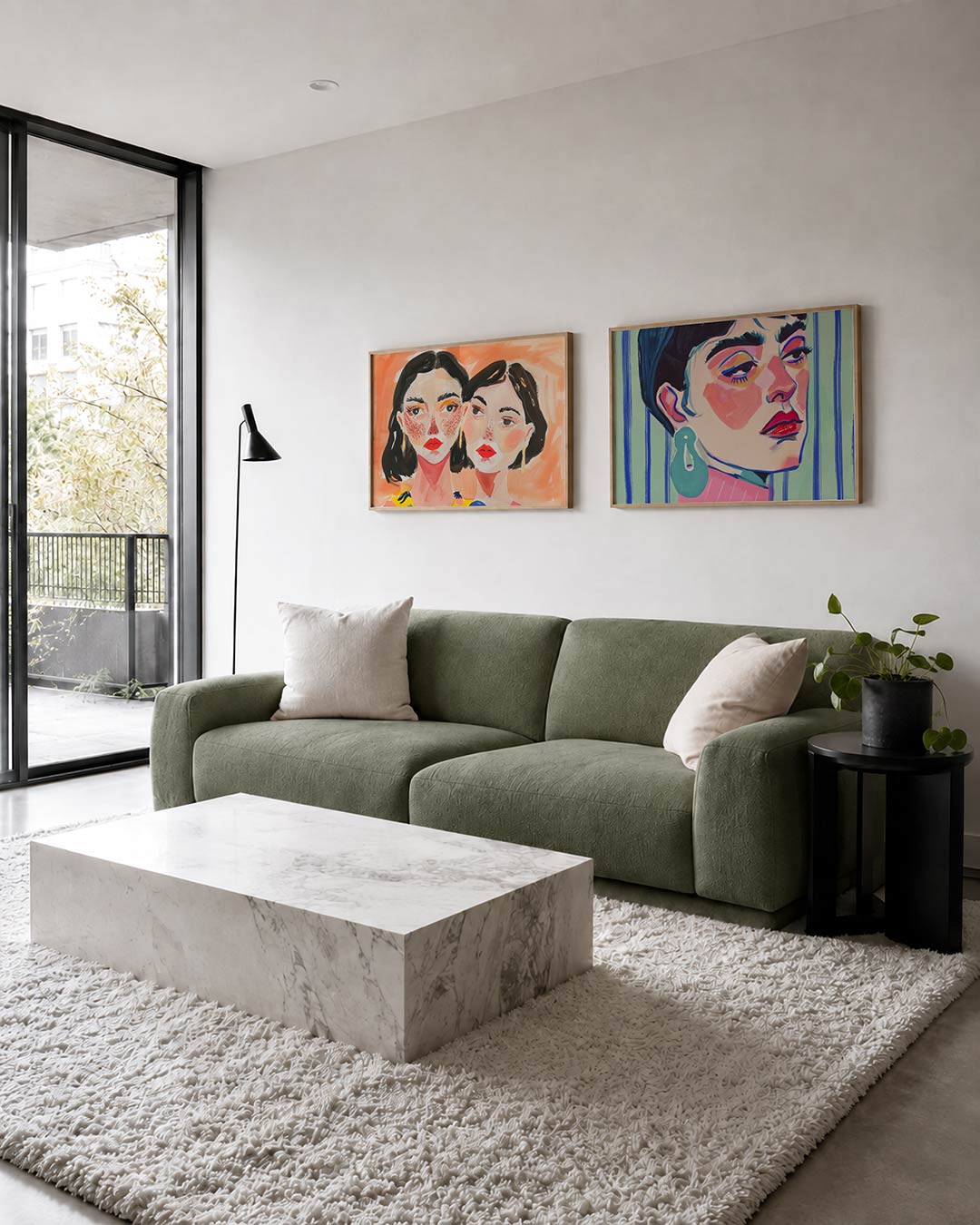 Twee liggende posters met twee gezichten met levendige kleuren en speelse penseelstreken, aan de muur in een interieur