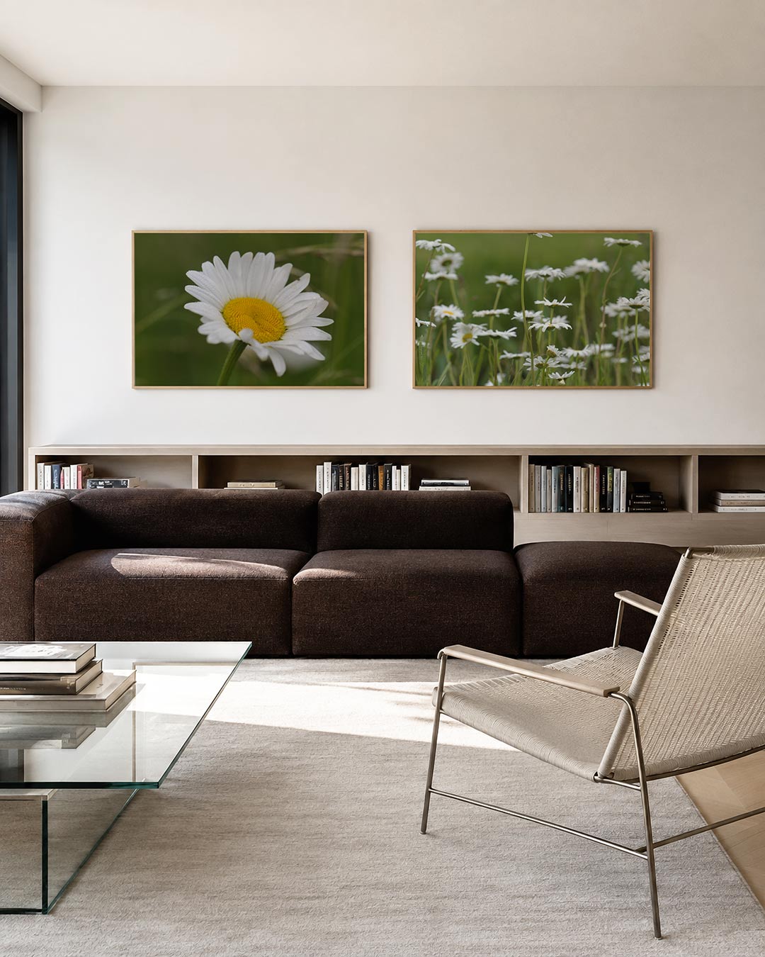 Interieur met liggend fotografisch tweeluik margrieten in zacht licht – Gerald Emming
