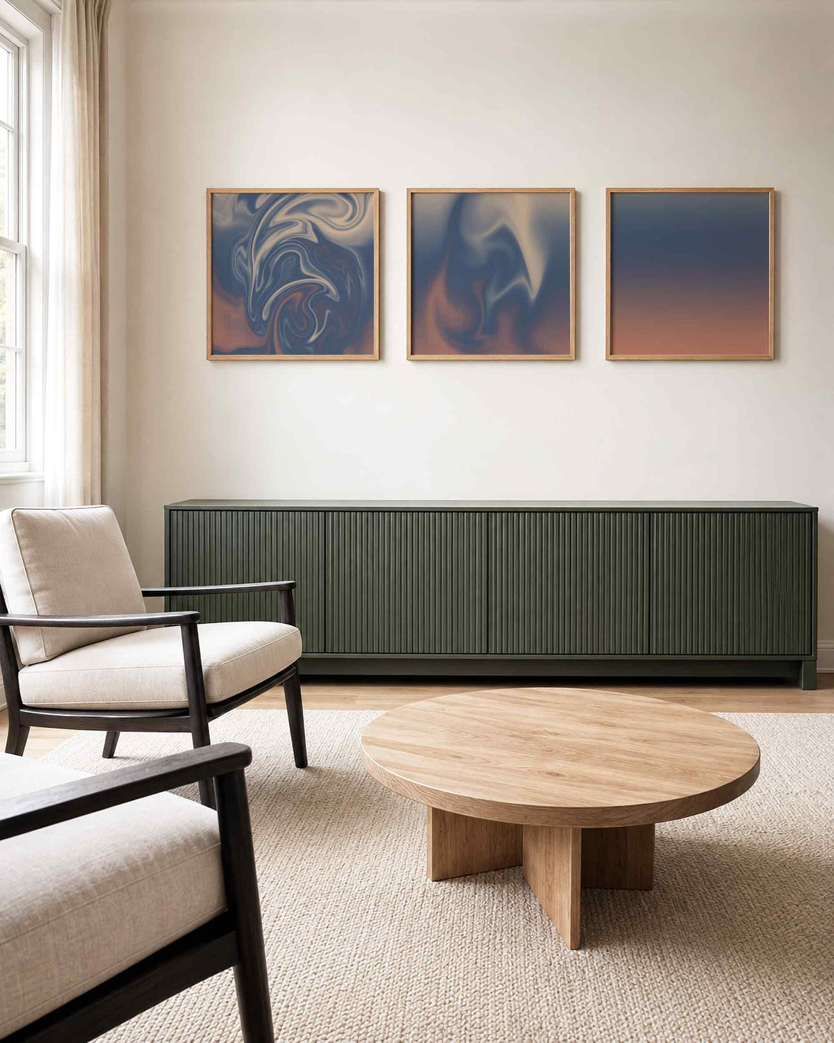 Interieurpresentatie van een driedelige vierkante posterset met blauwe abstracte