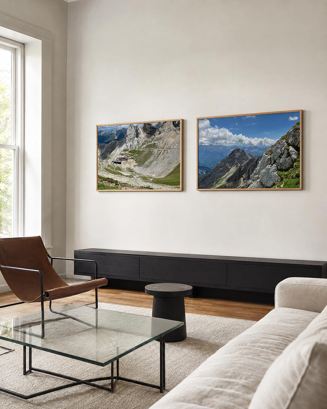 Interieur met liggend fotografisch tweeluik alpenruggen onder wolken – Gerald Emming